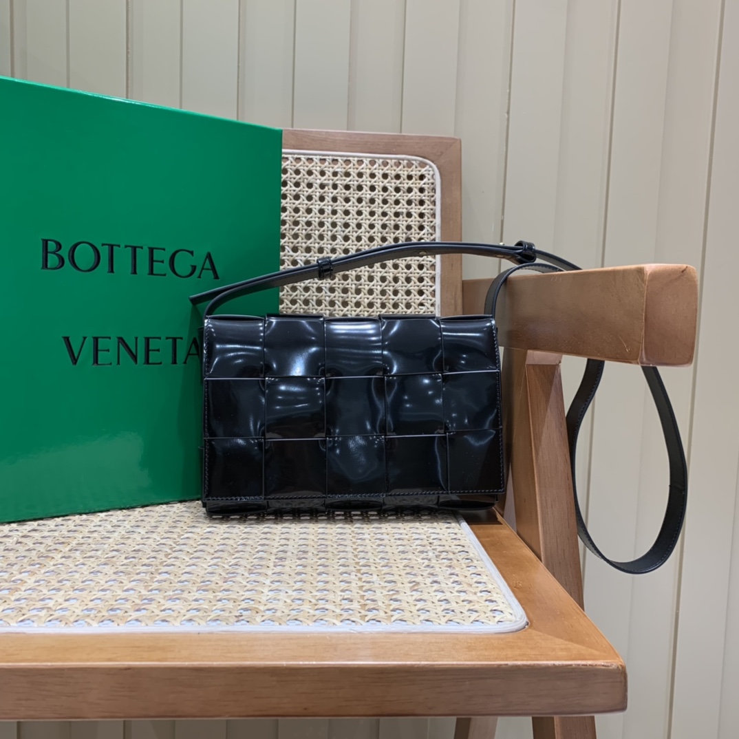 Bottega Veneta CASSETTE 23CM 编织漆皮方盒斜挎包 578004黑色