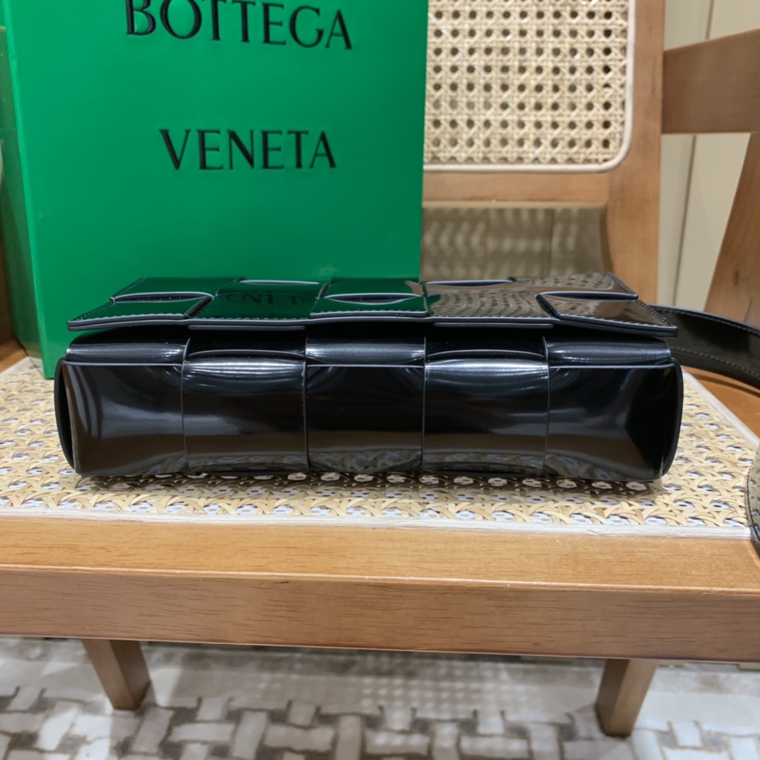 Bottega Veneta CASSETTE 23CM 编织漆皮方盒斜挎包 578004黑色