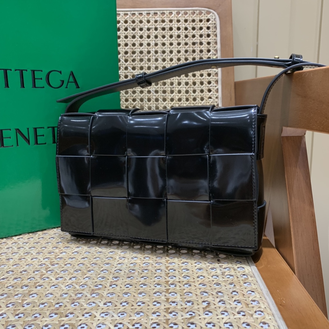 Bottega Veneta CASSETTE 23CM 编织漆皮方盒斜挎包 578004黑色