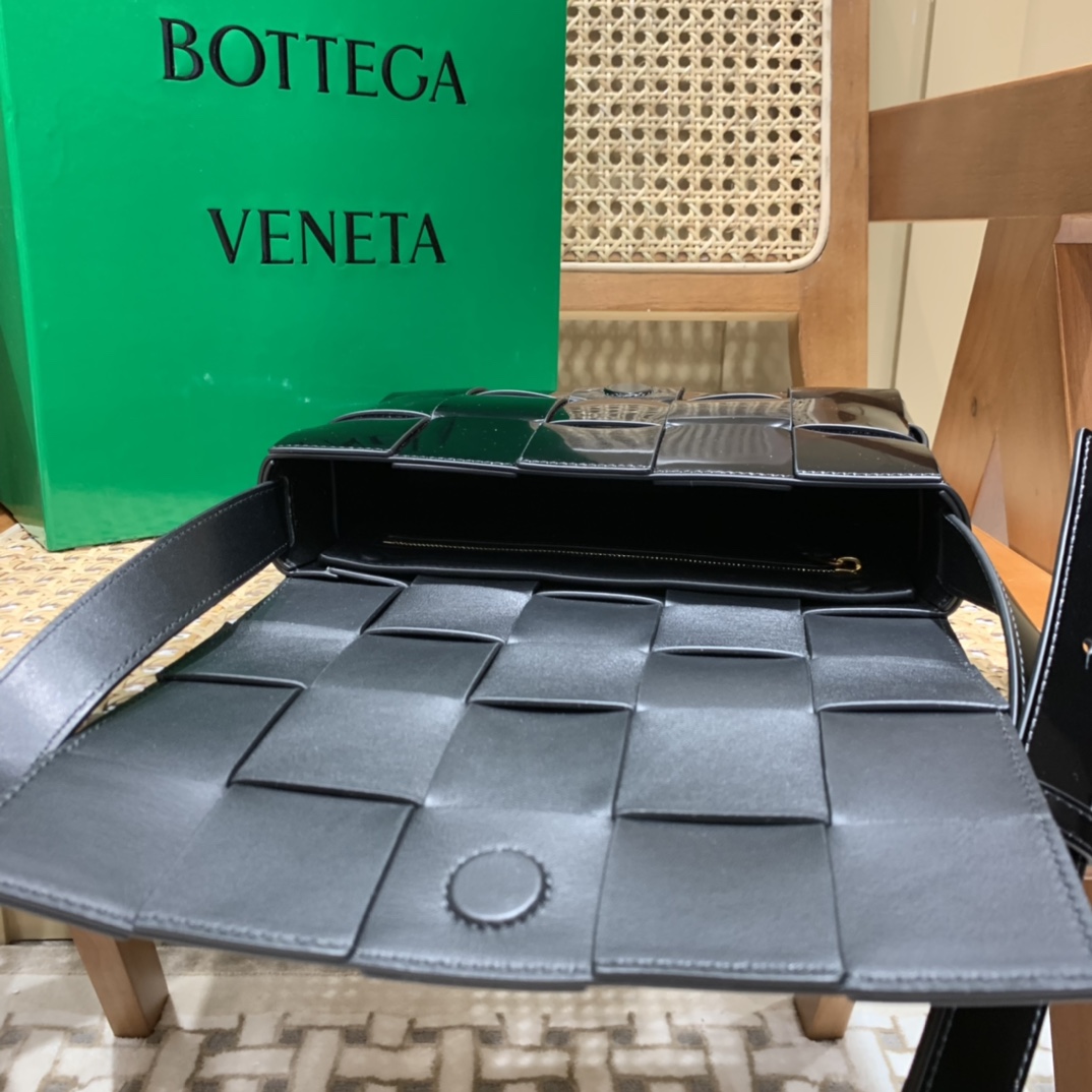 Bottega Veneta CASSETTE 23CM 编织漆皮方盒斜挎包 578004黑色