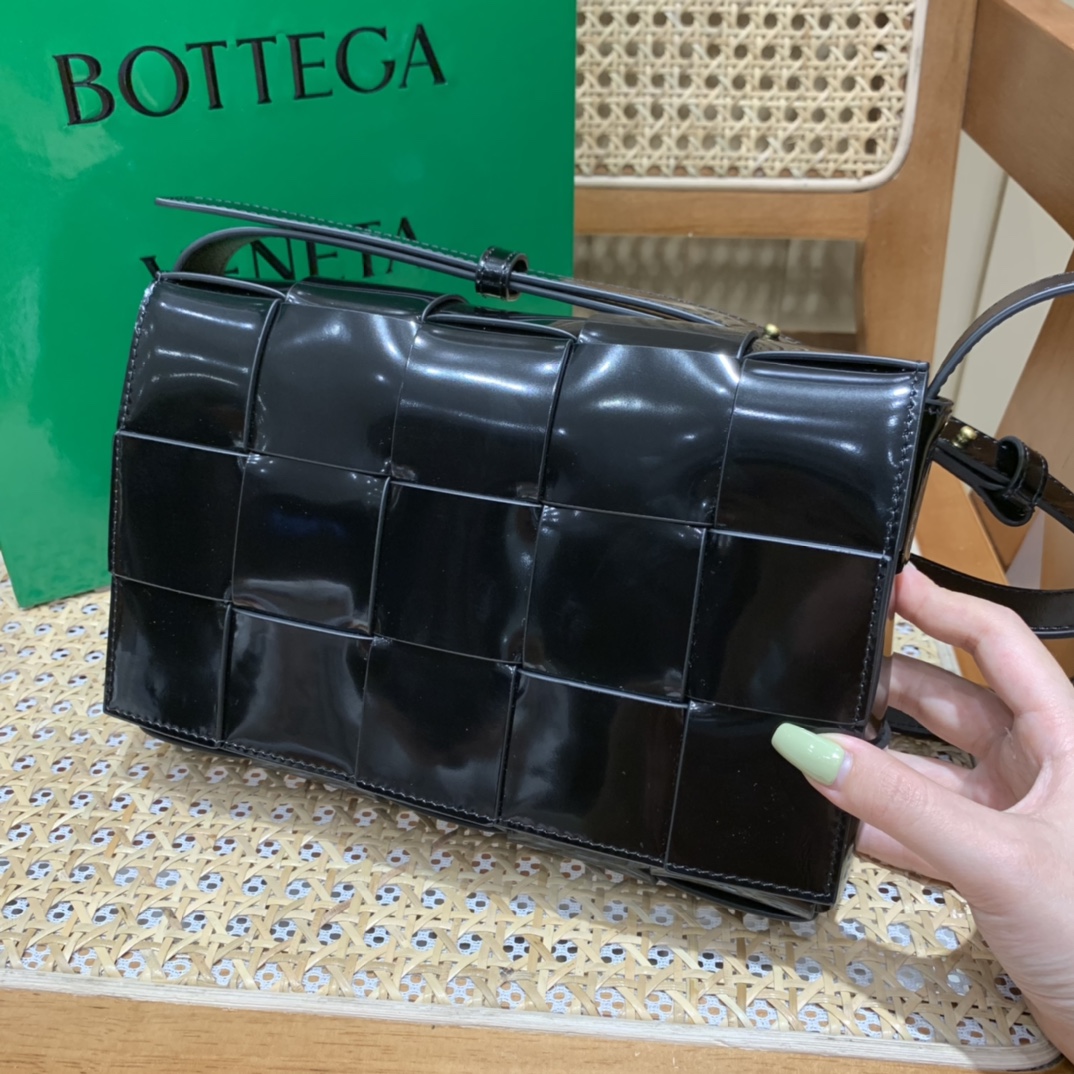 Bottega Veneta CASSETTE 23CM 编织漆皮方盒斜挎包 578004黑色