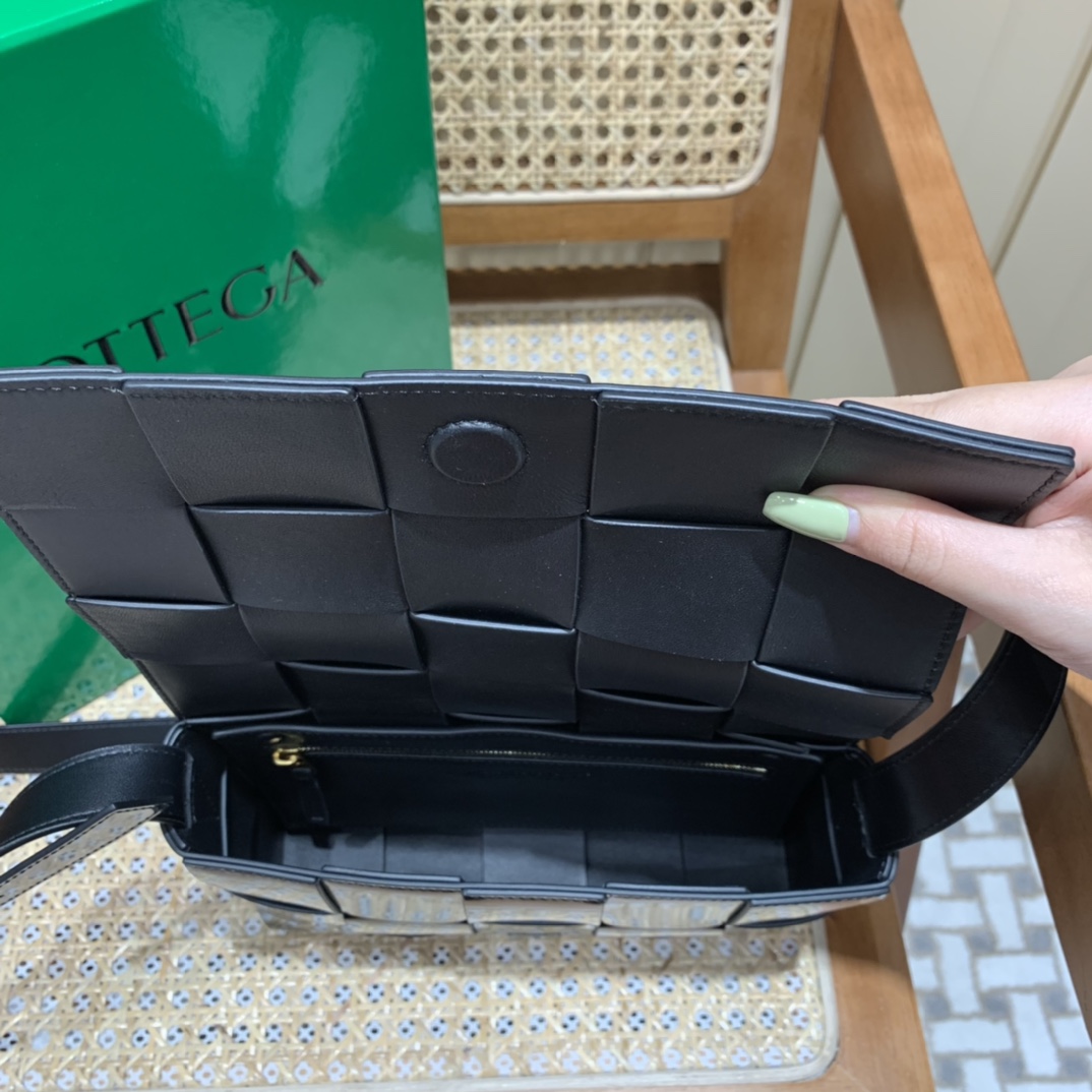 Bottega Veneta CASSETTE 23CM 编织漆皮方盒斜挎包 578004黑色