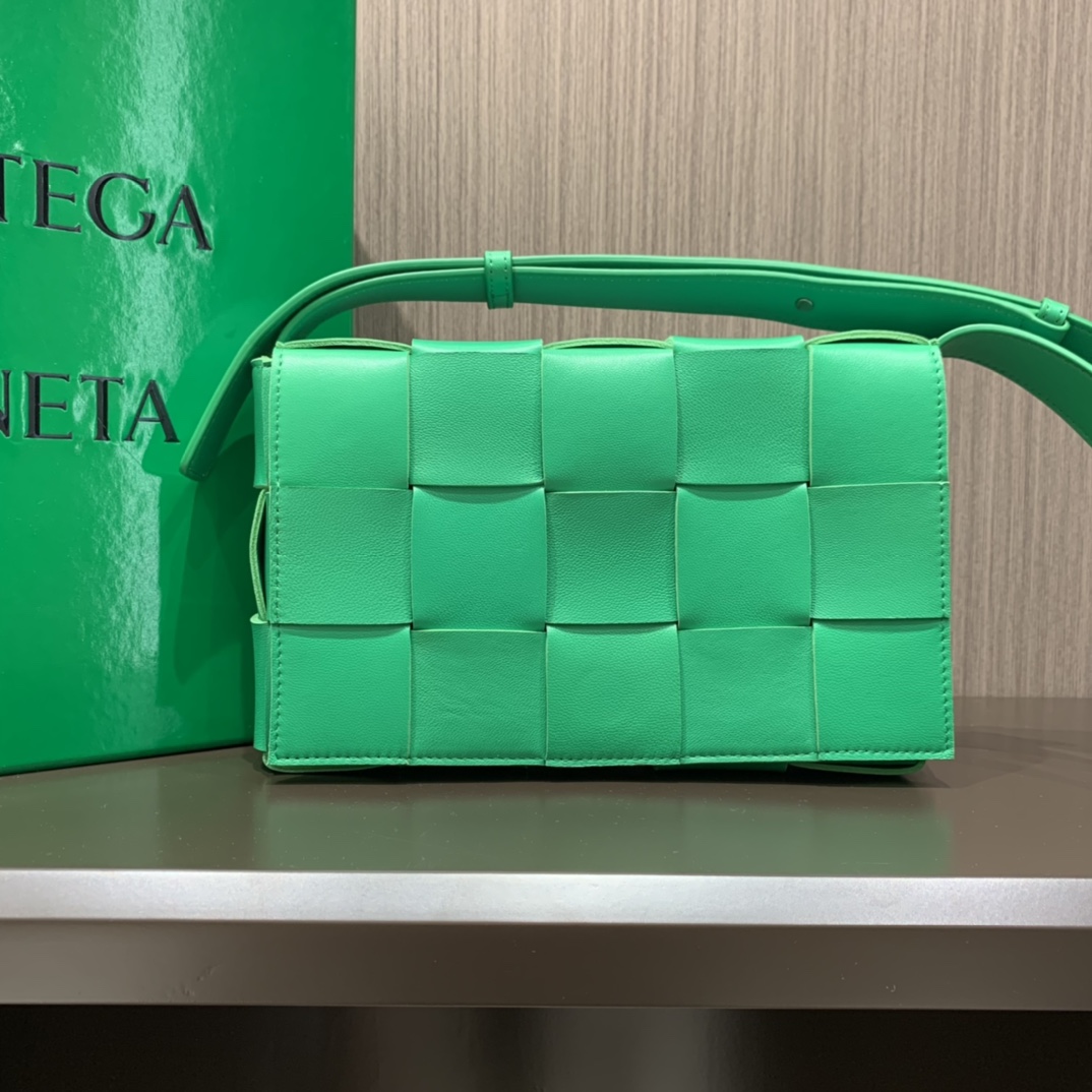 Bottega Veneta CASSETTE 23CM 编织皮革方盒斜挎包 578004鹦鹉绿