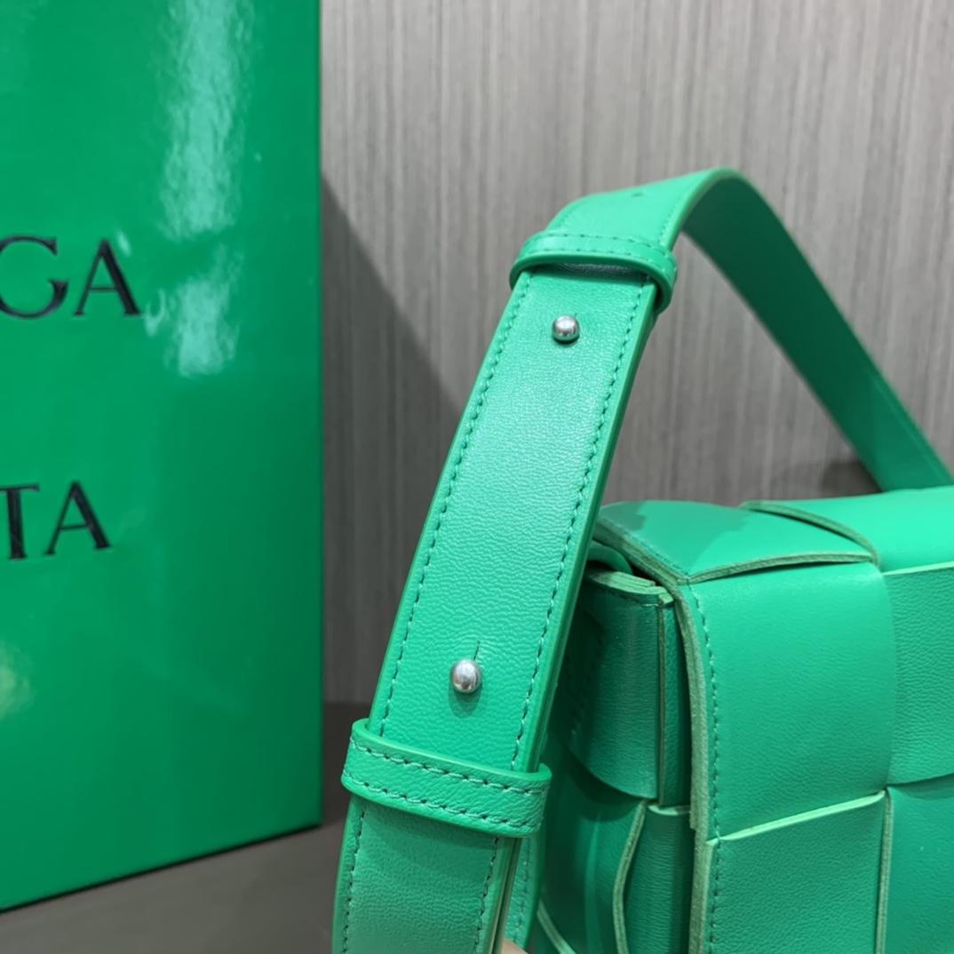 Bottega Veneta CASSETTE 23CM 编织皮革方盒斜挎包 578004鹦鹉绿