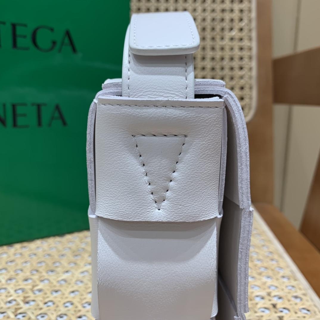 Bottega Veneta CASSETTE 23CM 编织皮革方盒斜挎包 578004白色