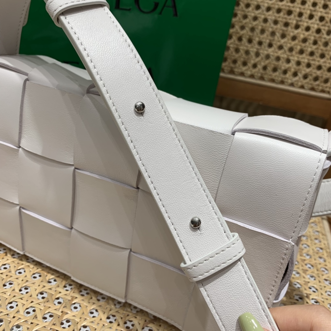Bottega Veneta CASSETTE 23CM 编织皮革方盒斜挎包 578004白色