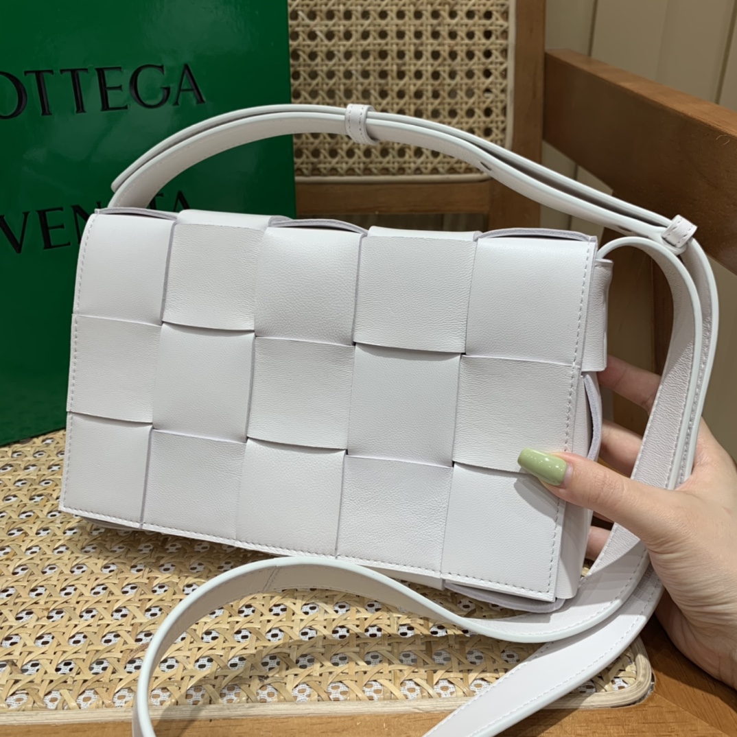 Bottega Veneta CASSETTE 23CM 编织皮革方盒斜挎包 578004白色