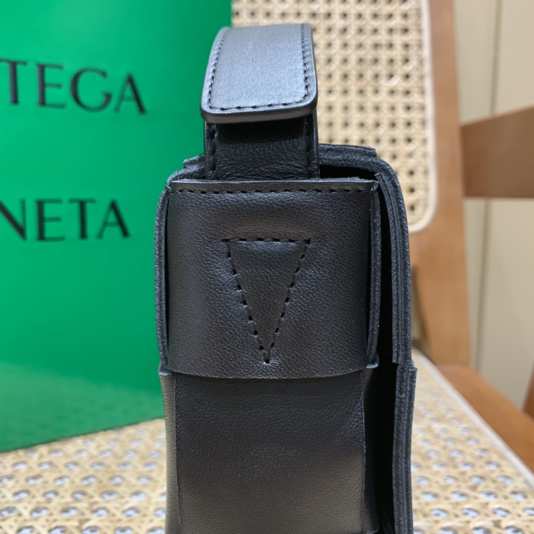 Bottega Veneta CASSETTE 23CM 编织皮革方盒斜挎包 578004黑色
