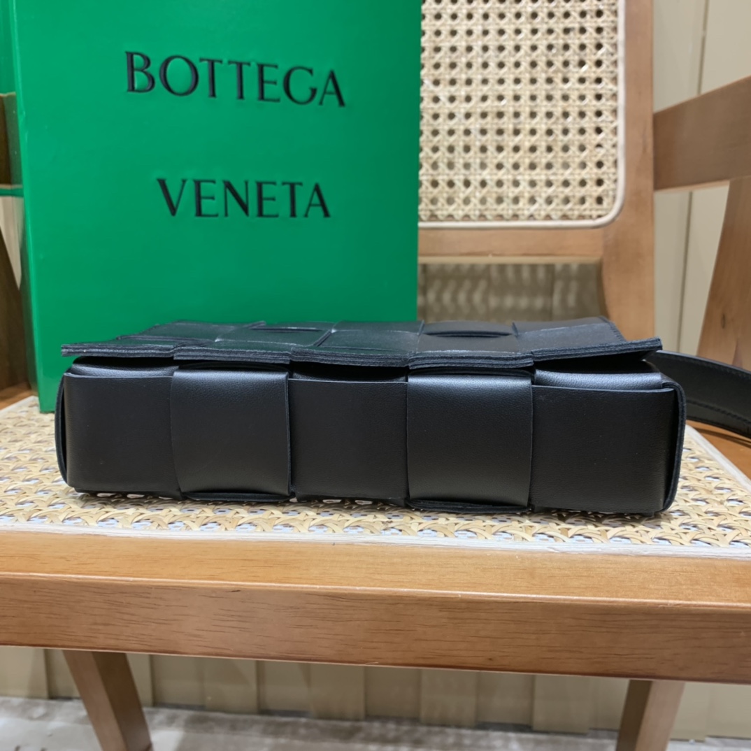 Bottega Veneta CASSETTE 23CM 编织皮革方盒斜挎包 578004黑色