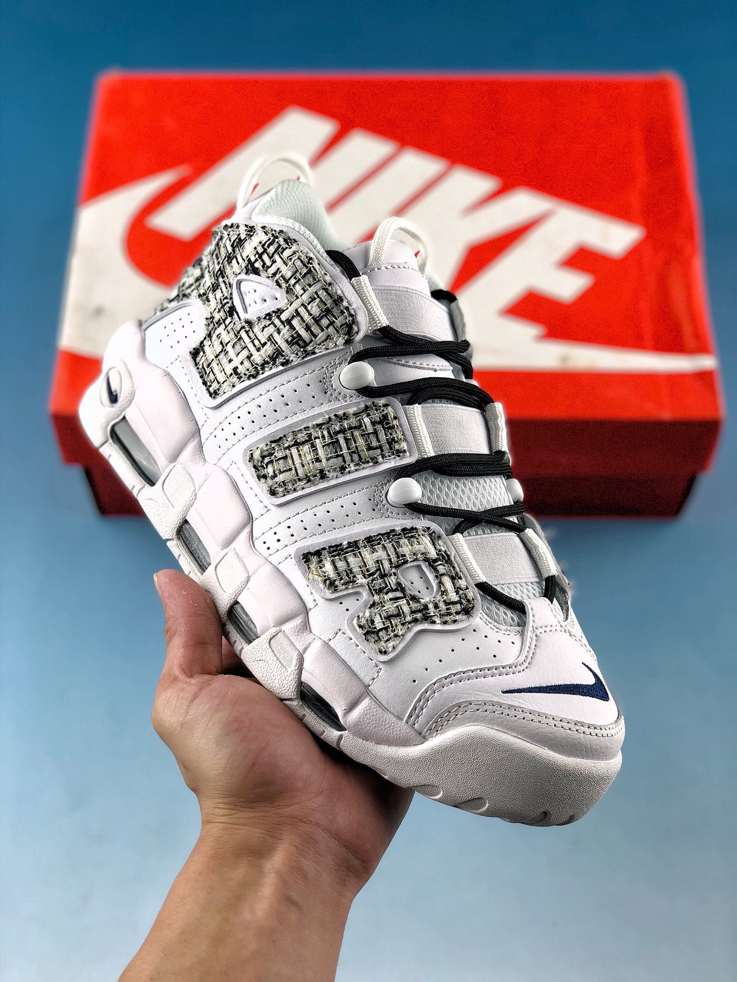  支持放店
独家实拍【定制球鞋】Nike Air More Uptempo(GS) 皮蓬 小香风 贴布 简约 大AIR 重工高帮复古篮球鞋白蓝 货号：DH9719-100
#原楦原档案开发版型
#采用一致牛培革鞋面材质
#市面最为修正全掌真气垫模具
#可视全掌透明中底气垫
size：36 36.5 37.5 38 38.5 39 40 40.5 41 42 42.5 43 44 44.5 45