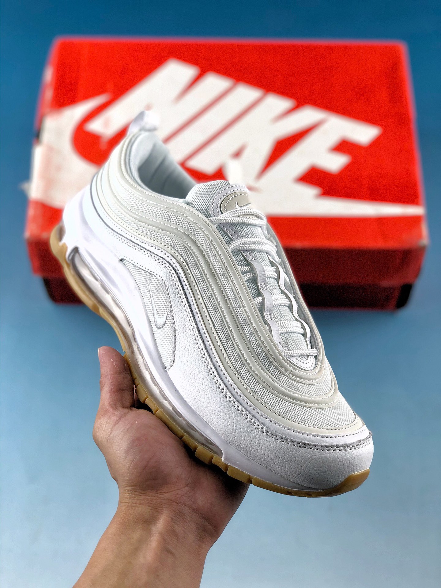  支持放店
独家实拍Nike Air Max 97 原装批次子弹 拆解原鞋开发 打造全市场最强版本子弹 这里只对比原鞋 市场首家原模原气垫  拒绝套用公底原档案Swoosh电绣  卡色匹配原版
货号：DJ2740-100
SIZE：36 36.5 37.5 38 38.5 39 40 40.5 41 42 42.5 43 44 44.5 45