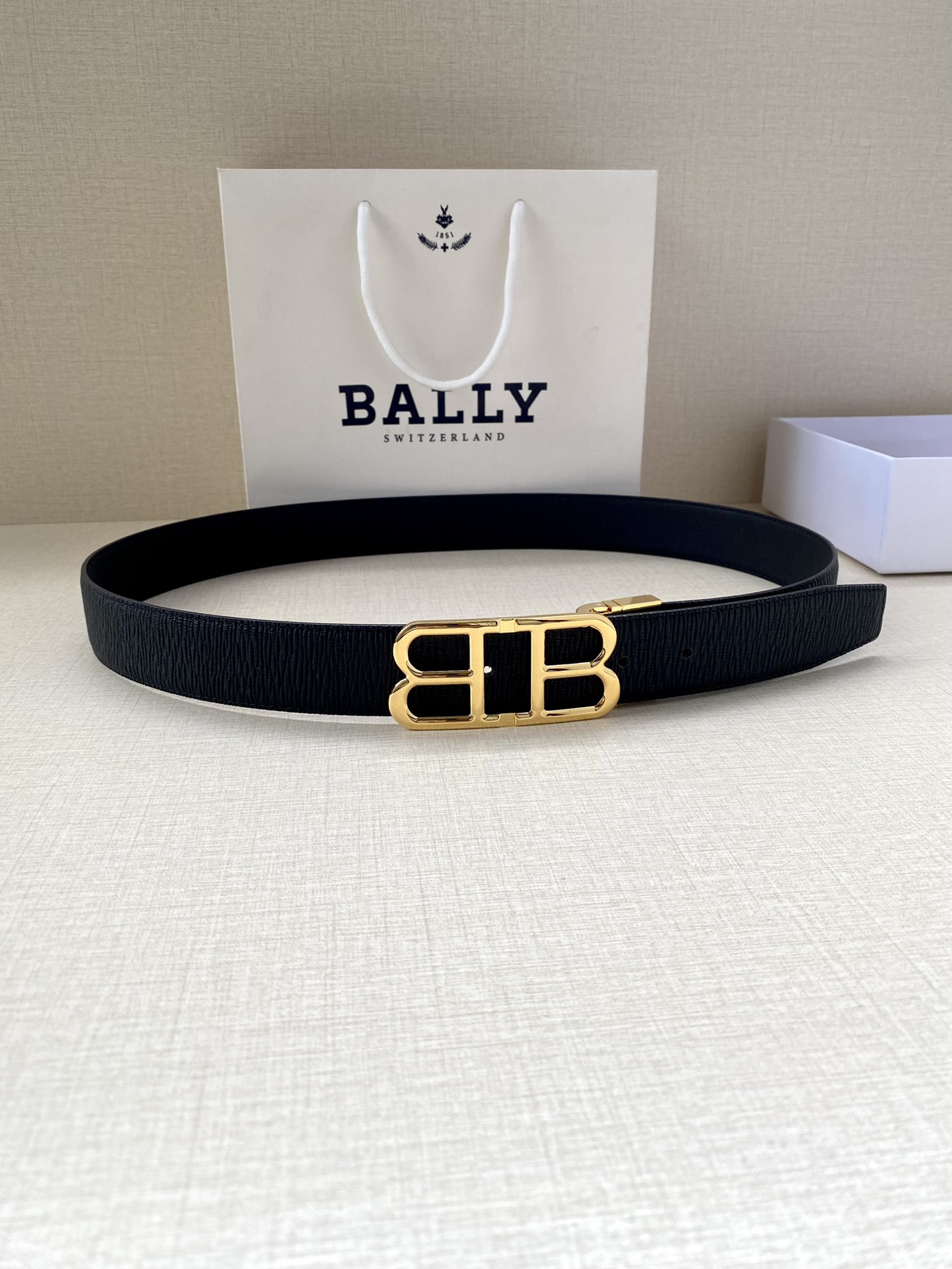 BALLY这款B-Chain腰带采用