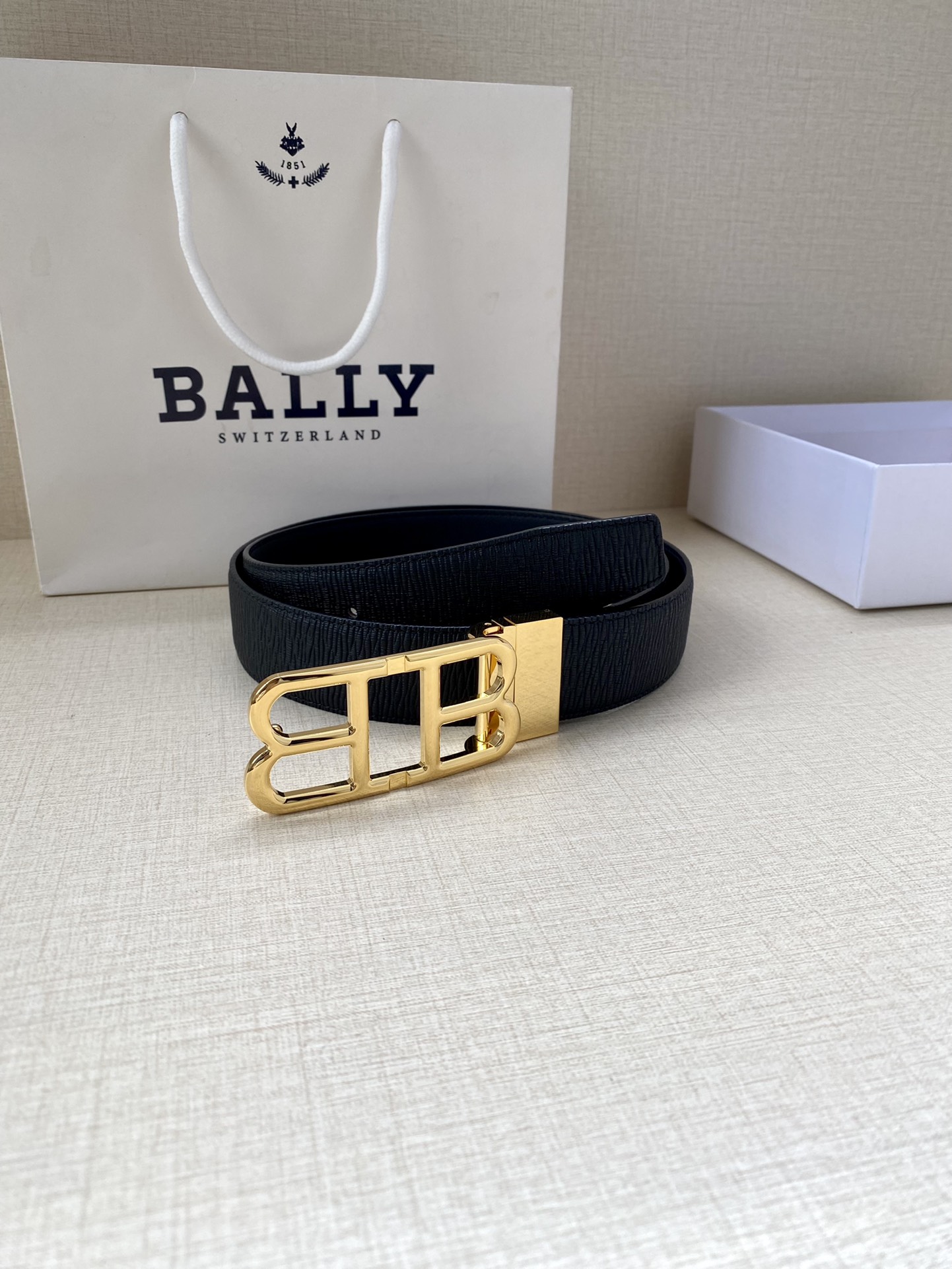 BALLY这款B-Chain腰带采用