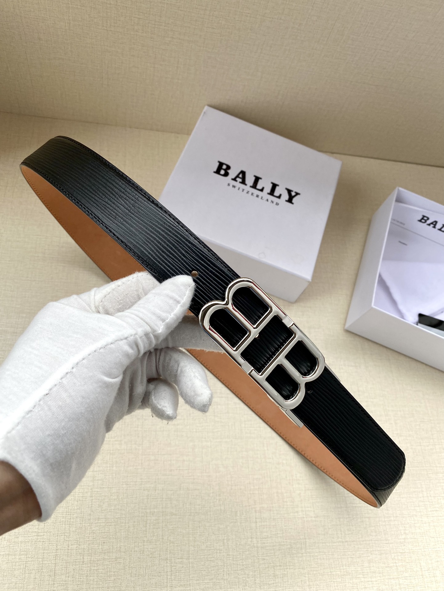 BALLY这款B-Chain腰带采用