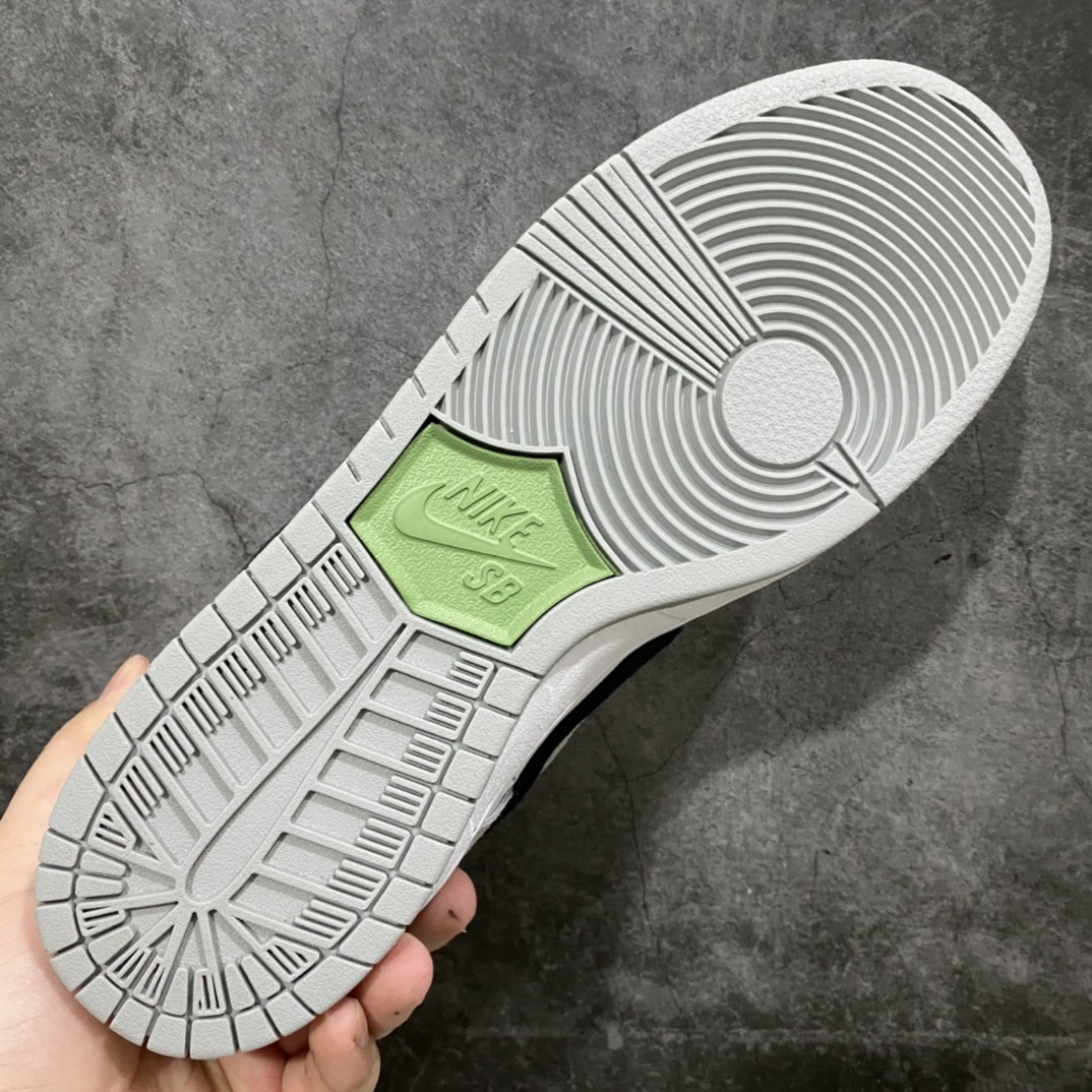 图片[9]-Top版NK SB Dunk Low \”Chloroph yll\” 灰白黑 叶绿素 S2纯原生产线出品 独家原版原盒开模打造 原厂织唛标 一致匹配原版 原楦原纸板开发 匹配原版98%以上 后跟垫棉独家呈现 后跟反口里弧度正确 全新后跟电绣 电绣针数与正品一致 原厂皮料 质感无敌 货号：BQ6817-011 尺码：36 36.5 37.5 38 38.5 39 40 40.5 41 42 42.5 43 44 44.5 45 46 47.5-选品中心