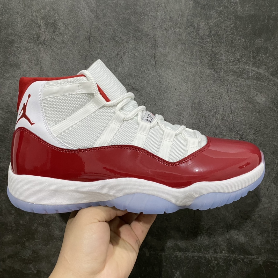 虎扑外贸版 顶端品质 2022 Air Jordan AJ11 “Cherry”白红 原厂漆皮 防冻不开裂 头层皮料 懂货的自然懂原装进口真碳板 后跟原厂高工艺刺绣LOGO飞人 欢迎品鉴 原装鞋撑 水晶原厂大底正确色度色泽 原楦原数据刺绣 不管材料厚度 细节清洁度绝对完美! 同比官方原盒原标 原配件卡纸 原厂塑料包装纸 大几率过验! 尺码:40-47.5 货号:CT8012-116-选品中心