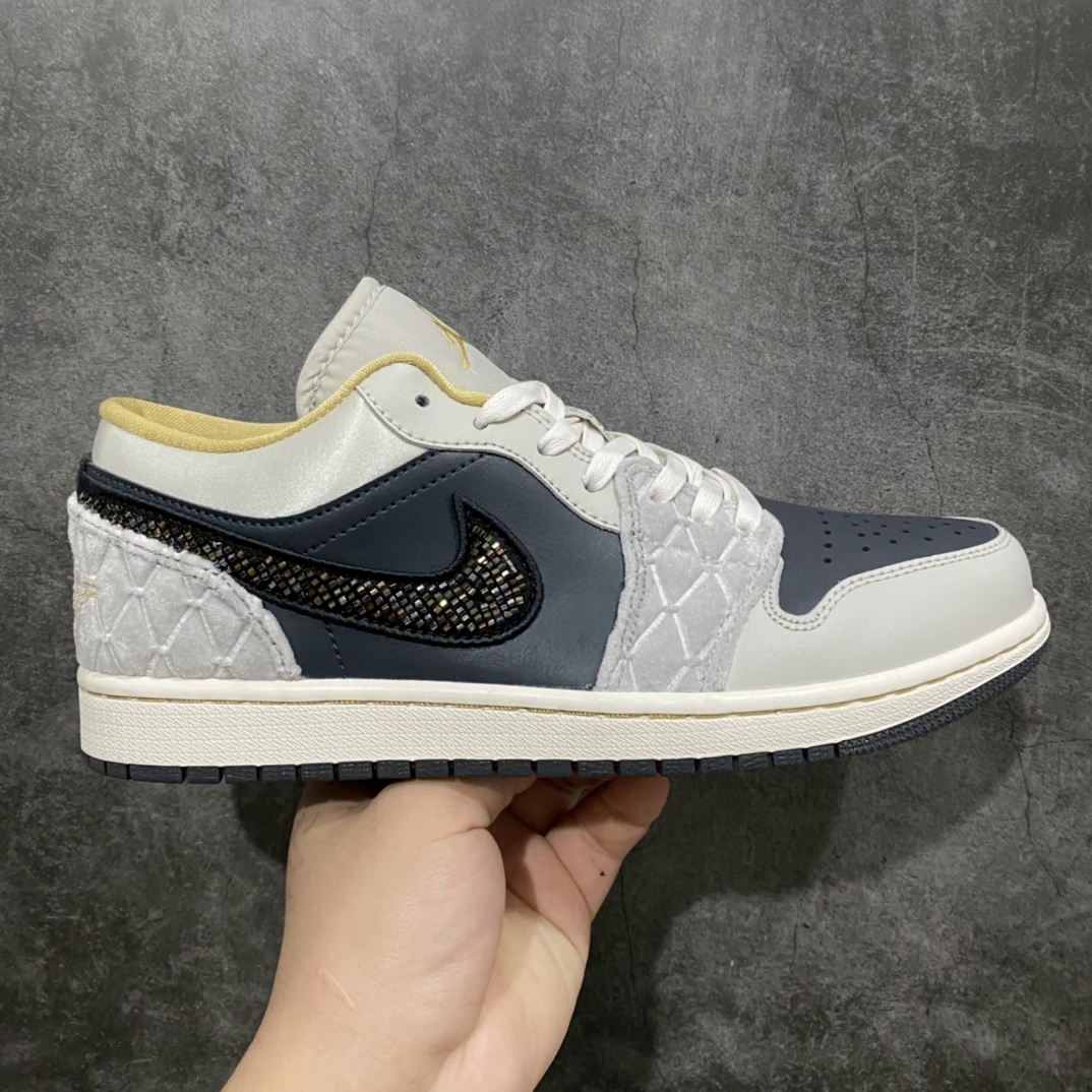 GC(dt)纯原 Air Jordan AJ1 Low 低帮 黑灰绸缎 DV1762-001 市面唯一纯原级别 完美零毛边处理 原厂内置全掌气垫 价格定位良心 几十个配色陆续出 平台专用代工流水线出品 一眼公司既视感 拿到手的一瞬间就与众不同 碾压市面所有版本 认准细节 全部原鞋开发 每一个配色都会采购原鞋确认细节 打破市面看图做货无好货之说 细节精确 所有配色原数据档案开发! 尺码:40 40.5 41 42 42.5 43 44 44.5 45 46-选品中心