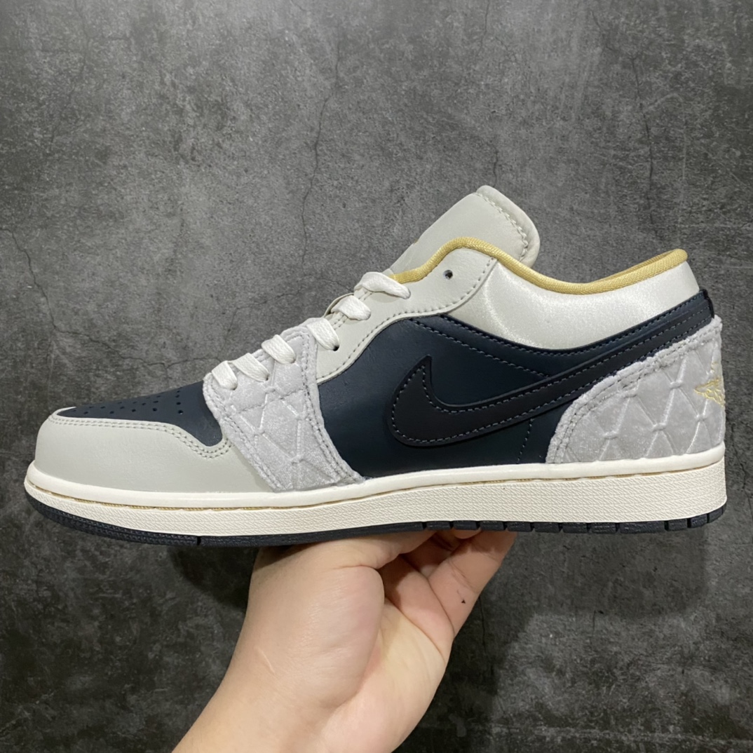 图片[2]-GC(dt)纯原 Air Jordan AJ1 Low 低帮 黑灰绸缎 DV1762-001 市面唯一纯原级别 完美零毛边处理 原厂内置全掌气垫 价格定位良心 几十个配色陆续出 平台专用代工流水线出品 一眼公司既视感 拿到手的一瞬间就与众不同 碾压市面所有版本 认准细节 全部原鞋开发 每一个配色都会采购原鞋确认细节 打破市面看图做货无好货之说 细节精确 所有配色原数据档案开发！ 尺码：40 40.5 41 42 42.5 43 44 44.5 45 46-选品中心