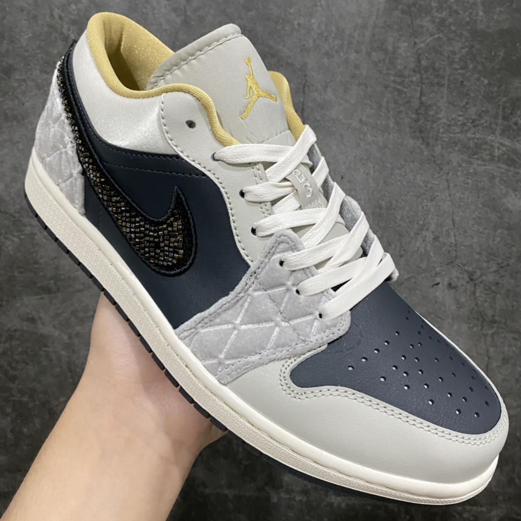 图片[3]-GC(dt)纯原 Air Jordan AJ1 Low 低帮 黑灰绸缎 DV1762-001 市面唯一纯原级别 完美零毛边处理 原厂内置全掌气垫 价格定位良心 几十个配色陆续出 平台专用代工流水线出品 一眼公司既视感 拿到手的一瞬间就与众不同 碾压市面所有版本 认准细节 全部原鞋开发 每一个配色都会采购原鞋确认细节 打破市面看图做货无好货之说 细节精确 所有配色原数据档案开发！ 尺码：40 40.5 41 42 42.5 43 44 44.5 45 46-选品中心