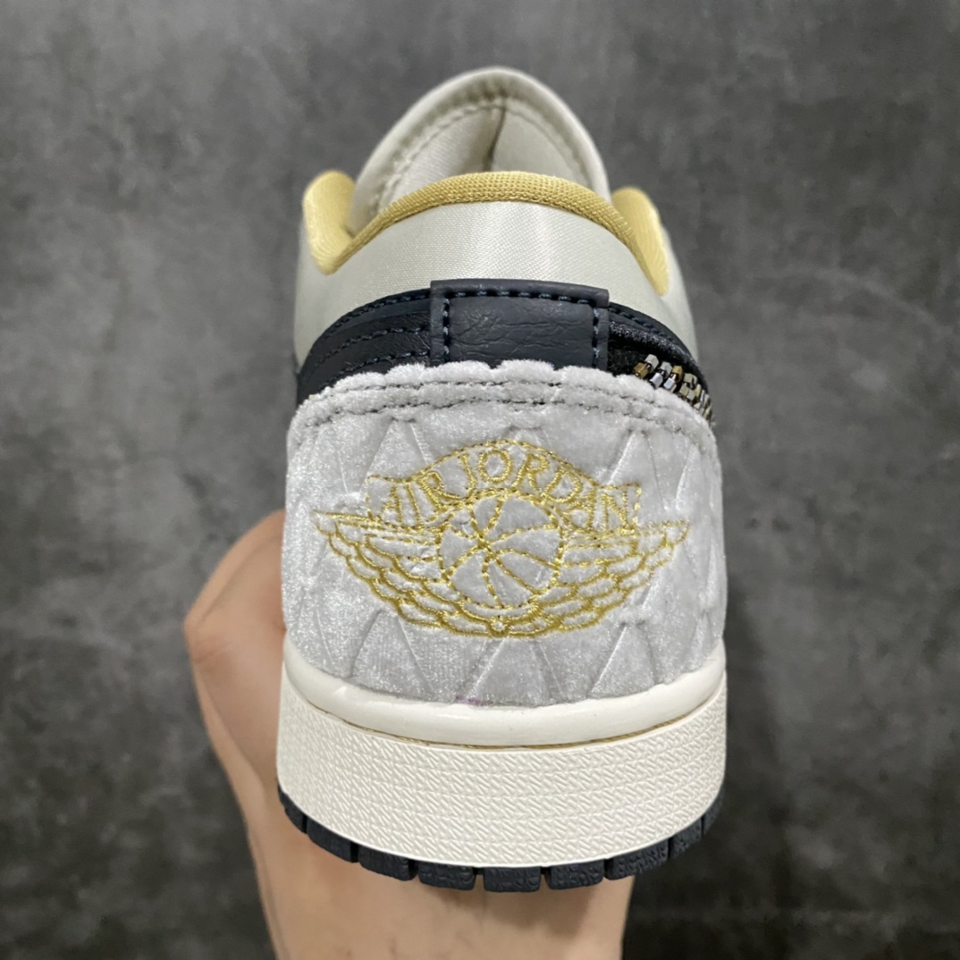 图片[4]-GC(dt)纯原 Air Jordan AJ1 Low 低帮 黑灰绸缎 DV1762-001 市面唯一纯原级别 完美零毛边处理 原厂内置全掌气垫 价格定位良心 几十个配色陆续出 平台专用代工流水线出品 一眼公司既视感 拿到手的一瞬间就与众不同 碾压市面所有版本 认准细节 全部原鞋开发 每一个配色都会采购原鞋确认细节 打破市面看图做货无好货之说 细节精确 所有配色原数据档案开发！ 尺码：40 40.5 41 42 42.5 43 44 44.5 45 46-选品中心