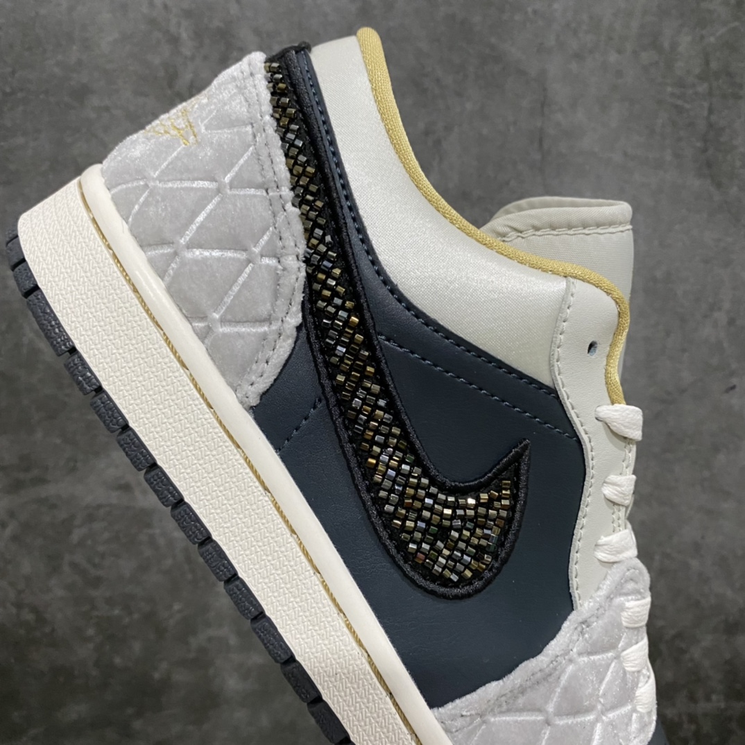 图片[7]-GC(dt)纯原 Air Jordan AJ1 Low 低帮 黑灰绸缎 DV1762-001 市面唯一纯原级别 完美零毛边处理 原厂内置全掌气垫 价格定位良心 几十个配色陆续出 平台专用代工流水线出品 一眼公司既视感 拿到手的一瞬间就与众不同 碾压市面所有版本 认准细节 全部原鞋开发 每一个配色都会采购原鞋确认细节 打破市面看图做货无好货之说 细节精确 所有配色原数据档案开发！ 尺码：40 40.5 41 42 42.5 43 44 44.5 45 46-选品中心