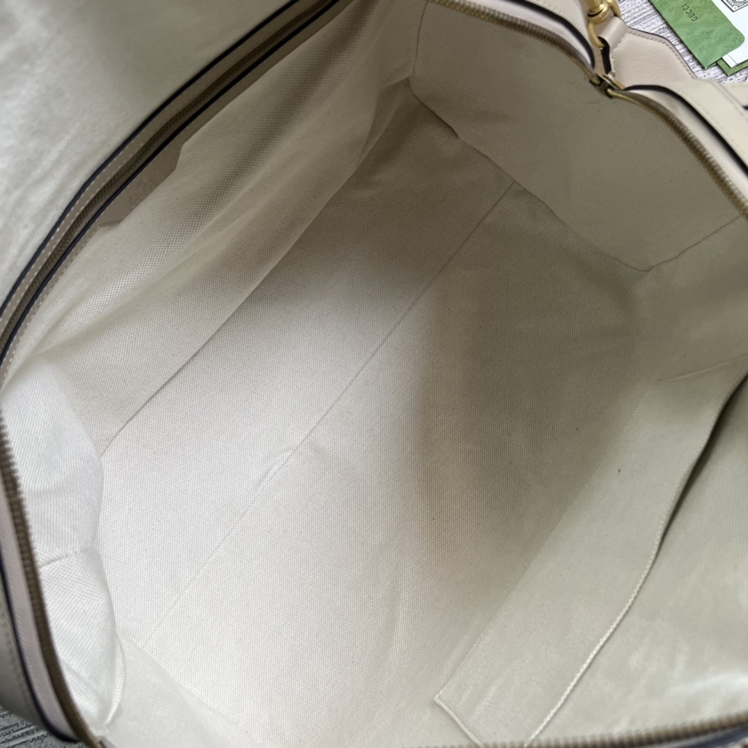 配专柜绿色礼品袋️这款旅行包采用品牌全新几季力推的双G字母交织图案Pvc制作红蓝织带搭配时尚的保龄球包造
