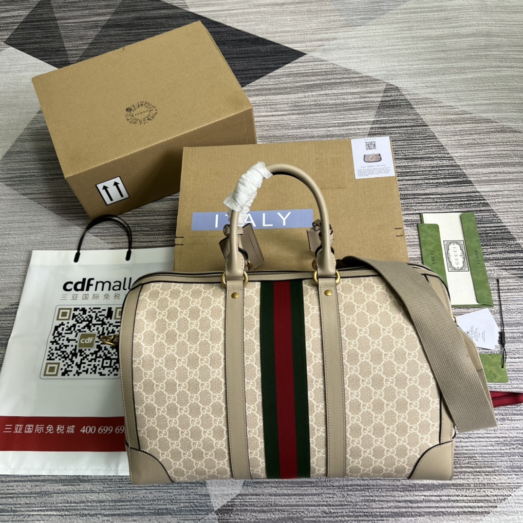 配专柜绿色礼品袋️这款旅行包采用品牌全新几季力推的双G字母交织图案Pvc制作红蓝织带搭配时尚的保龄球包造