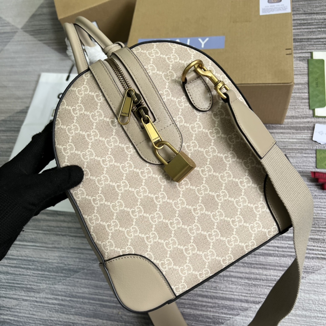 配专柜绿色礼品袋️这款旅行包采用品牌全新几季力推的双G字母交织图案Pvc制作红蓝织带搭配时尚的保龄球包造