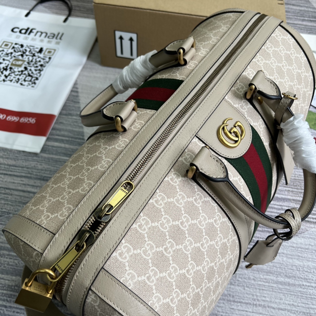 配专柜绿色礼品袋️这款旅行包采用品牌全新几季力推的双G字母交织图案Pvc制作红蓝织带搭配时尚的保龄球包造