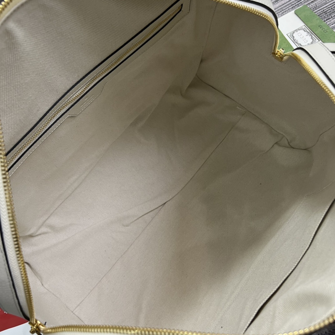 配专柜绿色礼品袋️这款旅行包采用品牌全新几季力推的双G字母交织图案Pvc制作红蓝织带搭配时尚的保龄球包造