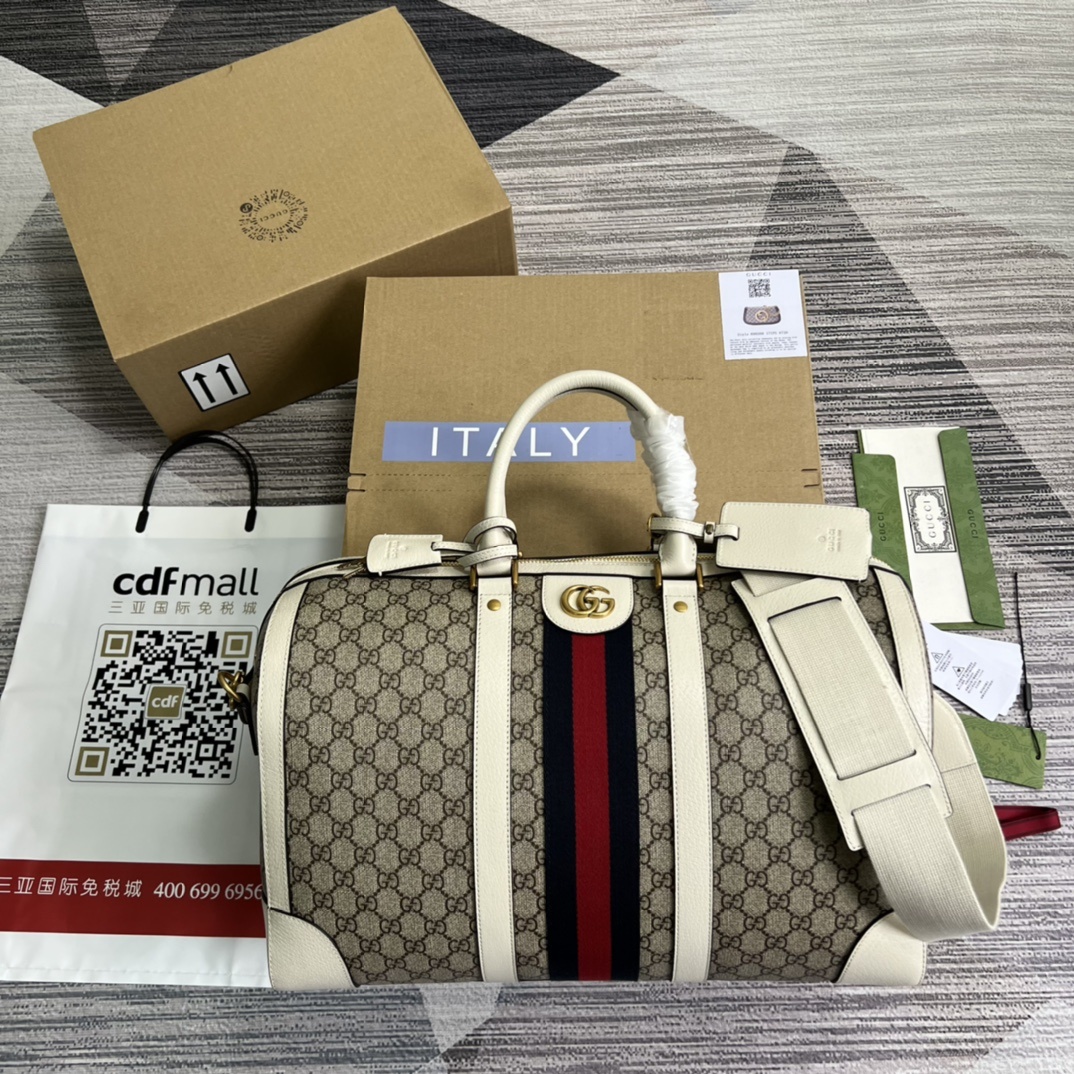 配专柜绿色礼品袋️这款旅行包采用品牌全新几季力推的双G字母交织图案Pvc制作红蓝织带搭配时尚的保龄球包造