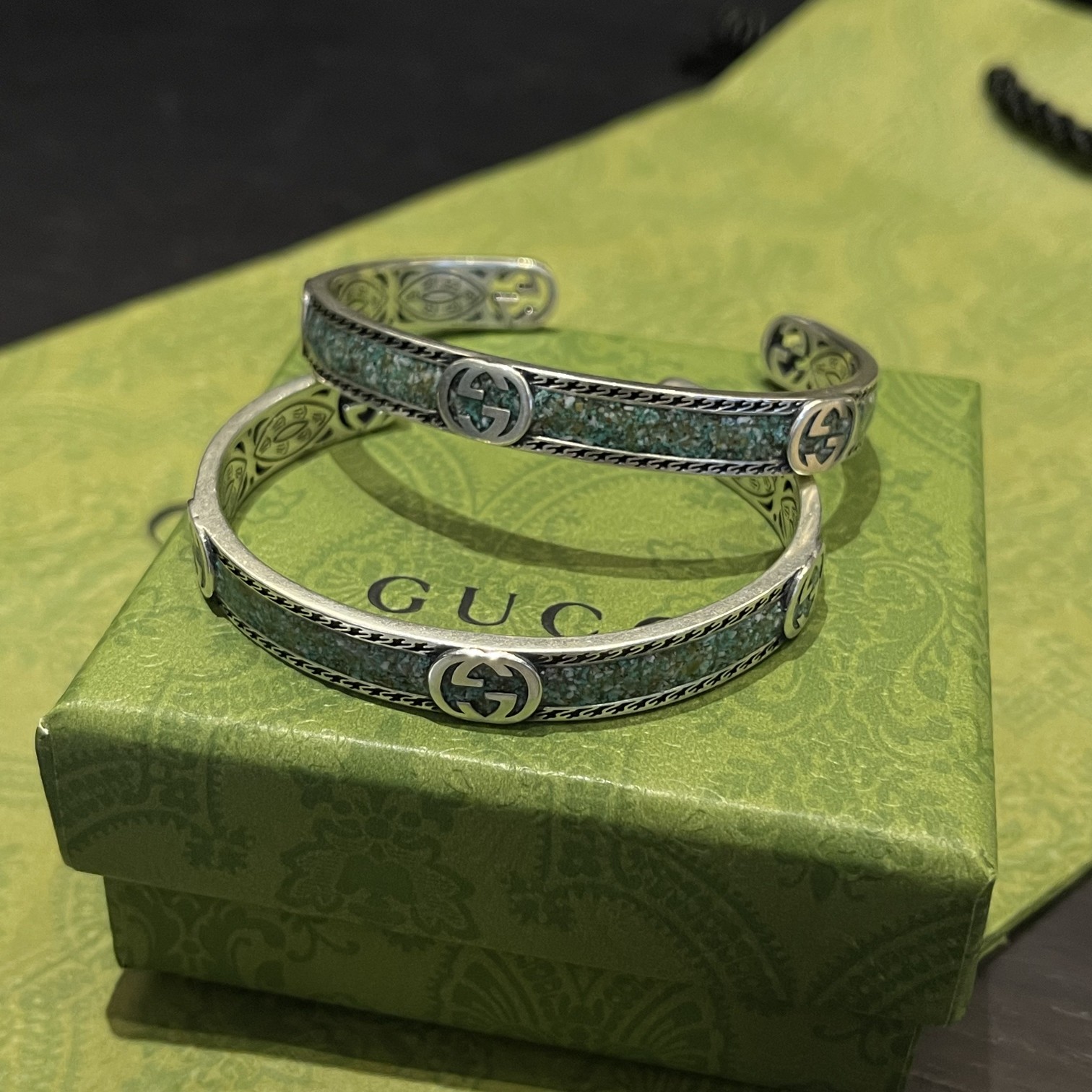 ❤️205包邮/原单代购级别
Gucci 古驰 绿松石圈手镯 双G造型 时尚款式  复古做旧
编码:500760