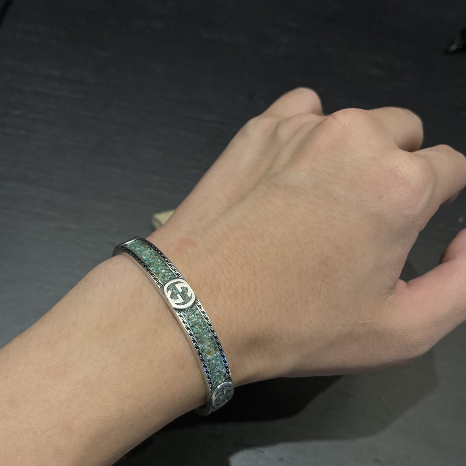 ❤️205包邮/原单代购级别
Gucci 古驰 绿松石圈手镯 双G造型 时尚款式  复古做旧
编码:500760