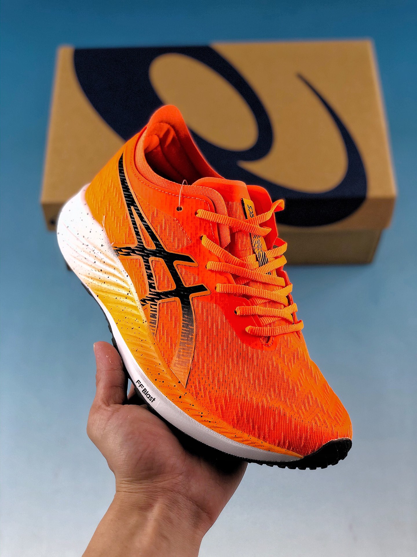  支持放店 
Asics Magic Speed 
Magic Speed系列碳板竞速跑步鞋鞋款采用亚瑟士FF BLAST CUSHIONING中底设计，为运动中带来回弾性和轻量性感受。工程网眼鞋面提供运动中所需的透气性和舒适性。内陷式碳板大底结构，带来运动时足底的舒适性和灵活性，帮助跑者获得轻盈的落地体验。
尺码：36 37 38 39 39.5 40 40.5 41.5 42 42.5 43.5 44 45