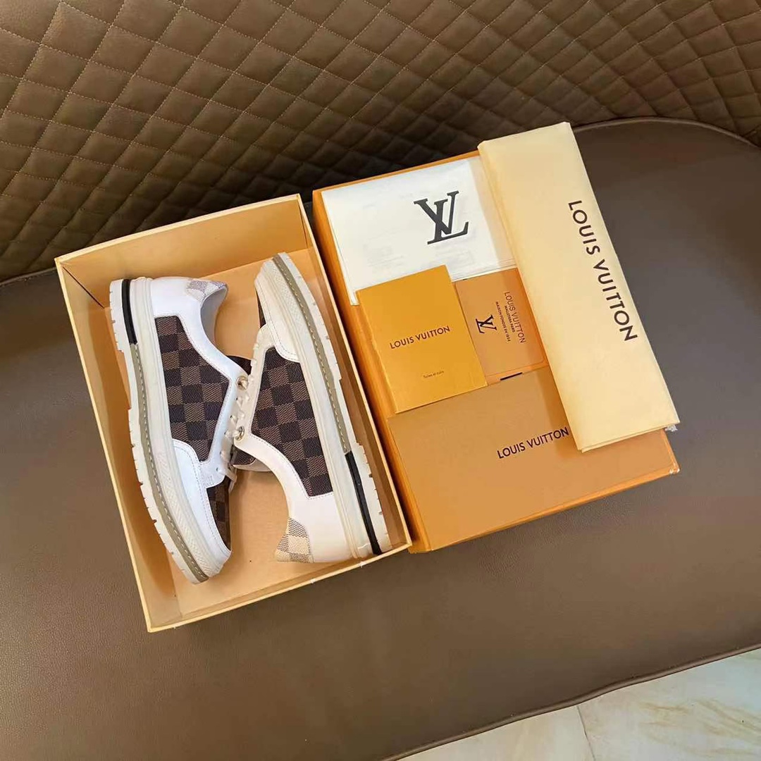J0 LOUlS VUlTTON 路易威登～独特现风运动鞋.LV专柜代购休闲鞋 男士2022专柜同步发售,鞋面LV压花,意大利进口原版品牌精选头层柔软牛皮.羊皮内里 拒绝脱色磨脚鞋底：原厂特供原版底,法国懒人风格设计 原单品质 超舒服原版底 .就好像实物拍摄实物更赞 适合户外司机驾车完美 高品质板鞋,男装男鞋码数：38-44 45可定做 黑色 棕色 白色 蓝色 选 长期供实体店补货