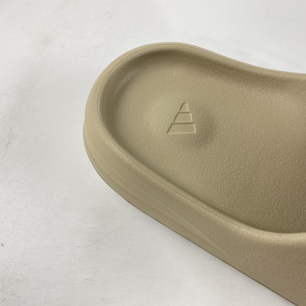 Kanye West x Yeezy Slide ”Resin” Kanye reunites with warm brown yeezy slippers GW1934