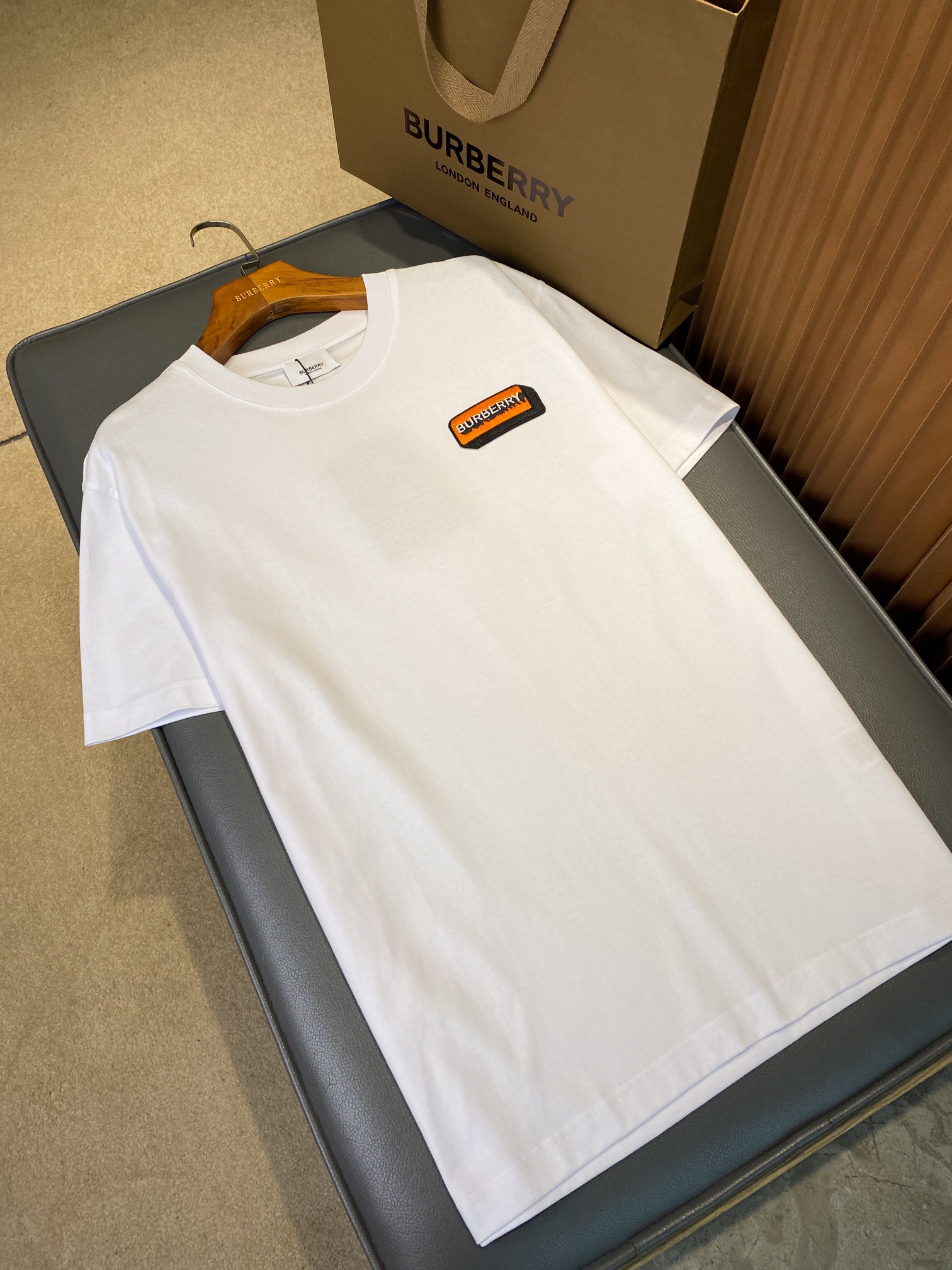 NO:786917,Product code 001120810 Micro-label intarsia cotton loose T-shirt (with full set of packaging) [BUR's top product, the treasure of the store] [Ready in seconds] Spring and summer series, classic appliqué embroidery design, high-end versatile style, unisex cotton round neck short sleeves BUR's trump channel kills all versions on the market. It can only be said that it is not on the same level at all, whether it is material, detail restoration and craftsmanship.  We are not afraid of any challenges, just to provide you with wonderful products. The loose-fitting T-shirt is made of plain woven cotton fabric and decorated with brand embroidered micro-label appliqué design. The overall loose-fitting configuration has a more youthful and sporty style, highlighting the fashion sense of the modern city. The upper body is colorful, the effect is excellent, and the matching is worry-free and labor-saving. Whether it is leisure sports or high street travel, it can be easily controlled!  !  The overall touch of the pure cotton high-count fabric is extremely comfortable, and the skin-friendly effect is also excellent. The OV version also has a perfect dressing effect, which perfectly meets the needs of various wearing occasions. It is extremely extraordinary, the grade and charm are extremely outstanding, and it can better highlight the brand specifications and your pursuit of fashion!  !  As a fan of bbr, this should be a style not to be missed. All the items are now in stock, so everyone is ready to buy them for themselves!  !  There are five sizes: S, M, L, Xl, and XXL. For size data, please go to the size chart to view, Burberry-clothing, burberry, T-shirt, tees, t-shirt,19860909商品编码001120810 微标嵌花棉质宽松T恤衫（配全套包装）【BUR王牌尖货,镇店之宝】【现货秒发】春夏系列,经典的贴花刺绣设计,高端百搭大气款,男女同款棉质圆领短袖 BUR王牌渠道 秒杀市面上一切版本 只能说根本就不是一个级别的存在 不管是材质还是细节还原度以及工艺制作方面 不惧任何挑战,只为给大家奉献绝妙产物 宽松版型的 T 恤衫,采用平织棉质面料打造, 饰有品牌刺绣微标贴花设计,整体宽松的版型配置,更具青春运动风格,凸显现代都市的时尚感,上身大气出彩,效果极佳,搭配更是省心省力,无论是休闲运动还是高街出行,都能轻松驾驭！！ 纯棉的高支数面料整体的触感极为舒适,亲肤效果也是极佳.且OV版型方面也是完美穿搭效果,完美的符合各种穿搭场合的所需.极为非凡,档次与魅力更是极为的出色亮眼,更能够彰显品牌规格与你对于时尚的追求！！ 作为bbr的粉丝,应该是不容错过的款式,现货均已入仓,大家自己抢购！！ 码数有五个S、M、L、Xl、XXL 尺码数据请移步尺码表查看,博柏利-服装,burberry,T-shirt,tees，t-shirt,,Women's clothing