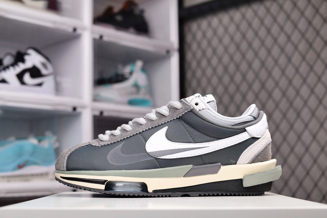 H0 男女鞋真标半码制升级原楦原纸版开发版型采用头层皮革饰片组合厚实牛津布与翻毛皮革鞋面材质中底嵌入超轻发泡EVA缓震材质及4层组合鞋底型前掌嵌入Air Zoom开窗式纤维气垫经典阿甘跑鞋诞生 50 周年纪念款，日式解构美学联名Sacai x Nike Air Zoom Cortez SP 4.0″Grey White”4.0系列改良阿甘低帮解构厚底老爹风休闲运动慢跑鞋“厚布深灰白双钩子”