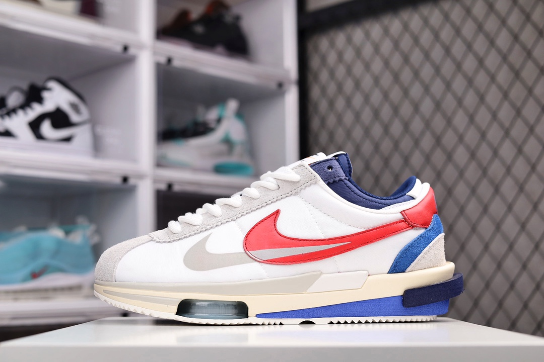 H0 男女鞋真标半码制升级原楦原纸版开发版型采用头层皮革饰片组合厚实牛津布与翻毛皮革鞋面材质中底嵌入超轻发泡EVA缓震材质及4层组合鞋底型前掌嵌入Air Zoom开窗式纤维气垫经典阿甘跑鞋诞生 50 周年纪念款，日式解构美学联名Sacai x Nike Air Zoom Cortez SP 4.0″Grey White”4.0系列改良阿甘低帮解构厚底老爹风休闲运动慢跑鞋“厚布深灰白双钩子”