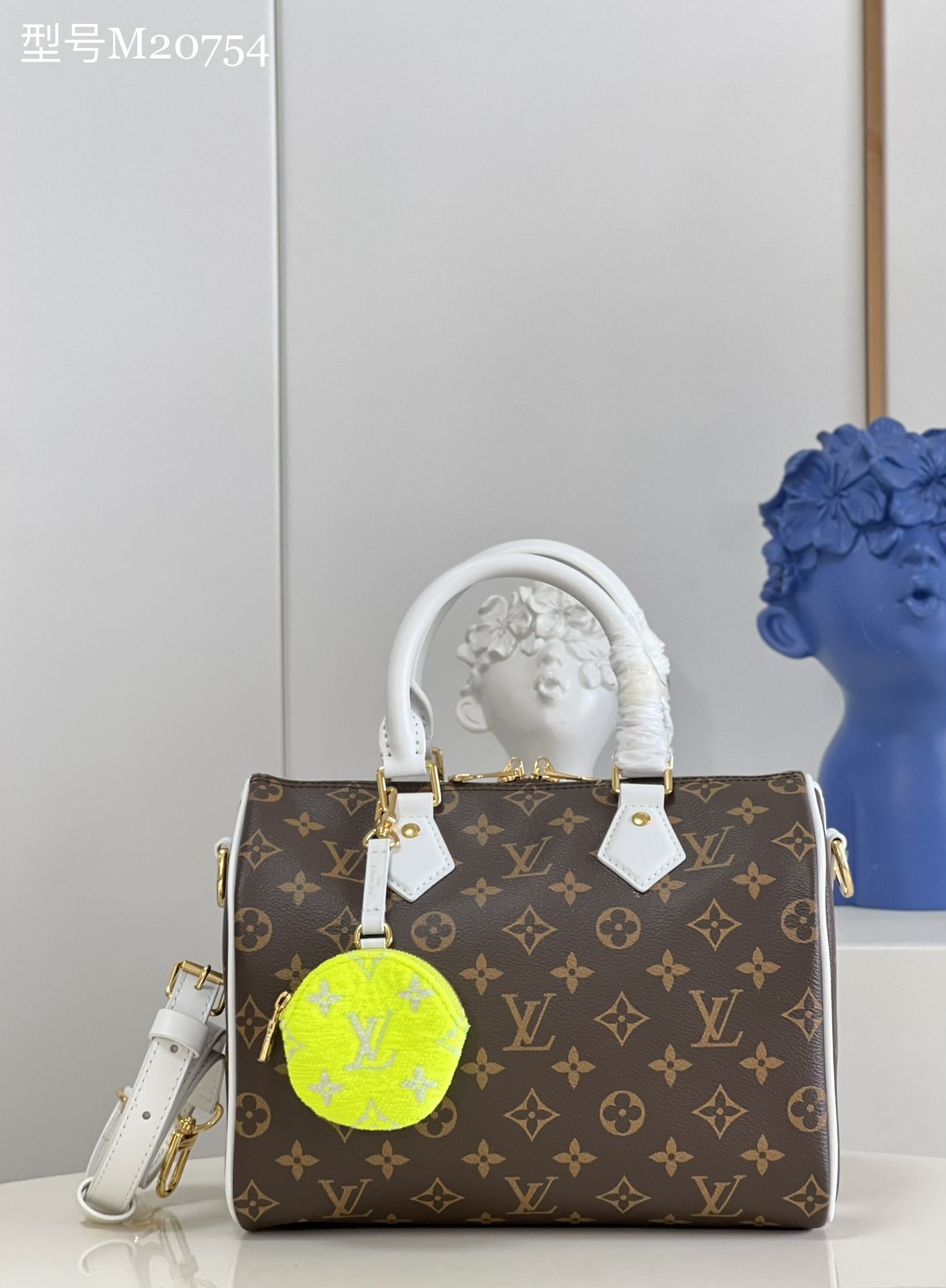 NO:398847,【Exclusive real photo of M20754 presbyterian】M41113 This Speedy Bandoulière 25 handbag features classic Monogram canvas and leather trim, and copy the tennis design with a round zippered coin wallet, demonstrating the infinite respect of Nicolas Ghesquière to the tennis world. The top handle and removable shoulder strap offer a variety of portable options. Detailed features 25 x 19 x 15 cm (length x height x width) F.,LV【original leather】,louis vuitton,wallets19860909【独家实拍M20754老花】M41113 本款 Speedy Bandoulière 25 手袋采用经典 Monogram 帆布和皮革饰边,以圆形拉链零钱包临摹网球设计,彰显 Nicolas Ghesquière 对网球世界的无限敬意.顶部手柄和可拆卸肩带提供多种背携选择.详细特征25 x 19 x 15 厘米 (长度 x 高 x 宽) F.,LV【原厂皮】,louis vuitton,wallets,Bag