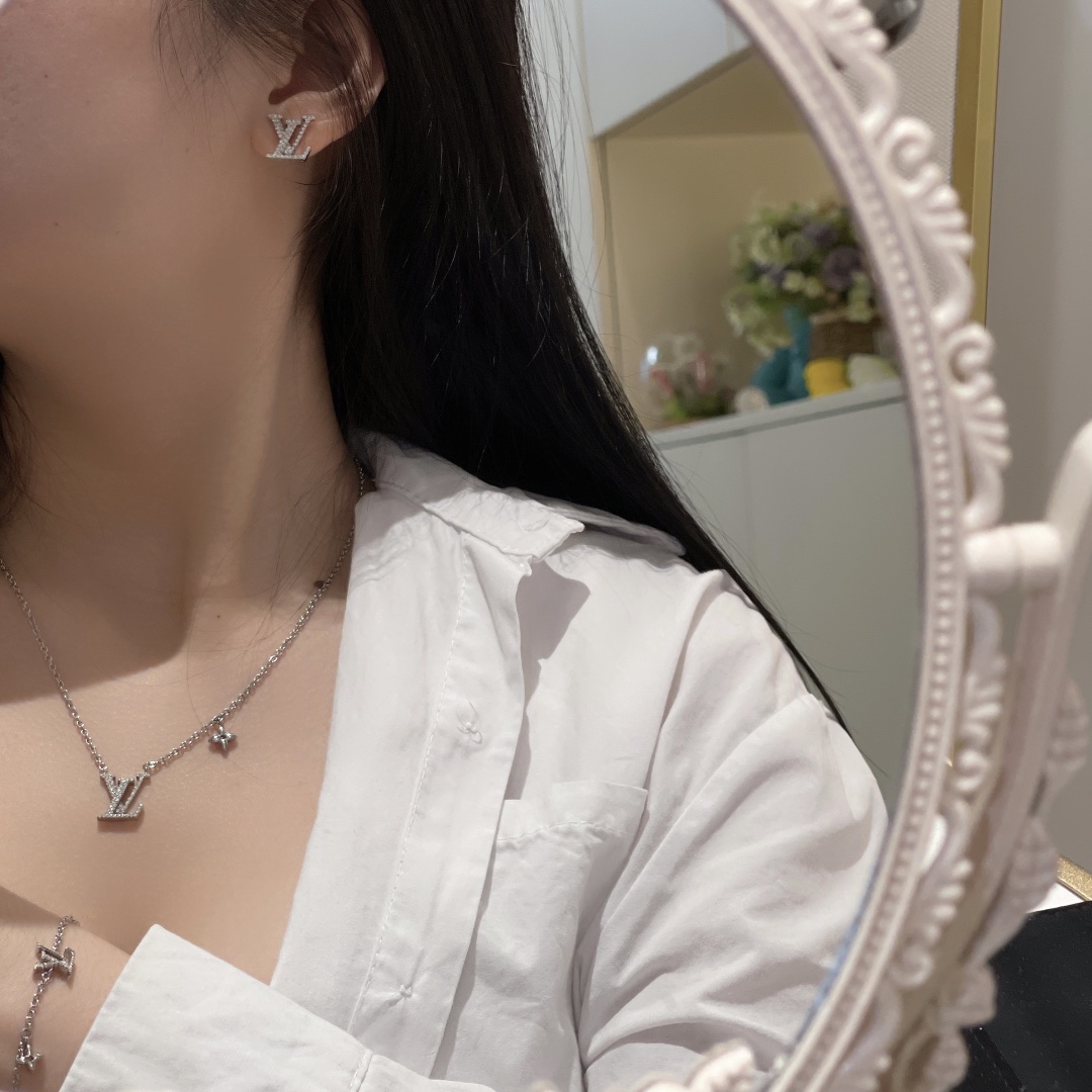 NO:631380,299 pieces, the event ends on the 25th of this month, hurry up, hurry up, hurry up, all hot-selling items, limited quantity, first come first served [Celebration] [Celebration] Event items are non-refundable and non-exchangeable, and the freight is at your own expense. No packaging box, Cartier high-end jewelry19860909299件 活动截止本月25号 手快有 手慢  全是热卖款 数量有限 数量不多先到先[庆祝][庆祝]活动款不退不换,运费自理 无包装盒,,卡迪亚高端饰品,Jewelry