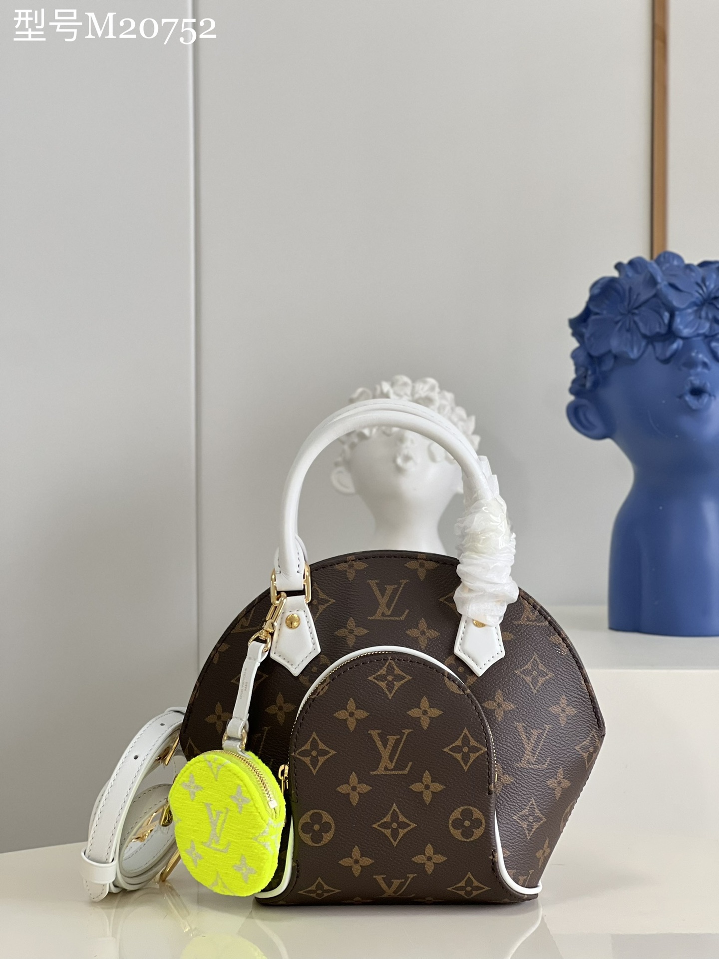 NO:398850,【Exclusive real photo of M20752 presbyterian】Nicolas Ghesquière Insights of the 1997 design charm, created this Ellipse BB handbag. Monogram canvas cut into unique curves, cowhide leather shaping trim and handles. The round zippered coin wallet is provided with a classic color of tennis, adding interest to the exquisite design. Detailed features 22.5 x 19.5 x 10 cm (length x height x width) F.,LV [original leather],louis vuitton,wallets,cowhide19860909【独家实拍M20752老花】Nicolas Ghesquière 感悟 1997 年的设计魅力,创造此款 Ellipse BB 手袋.Monogram 帆布裁出别致弧形,牛皮革塑造饰边和手柄.随附圆形拉链零钱包呈现网球的经典色彩,为精巧设计再添意趣.详细特征22.5 x 19.5 x 10 厘米 (长度 x 高 x 宽) F.,LV【原厂皮】,louis vuitton,wallets,cowhide,Bag