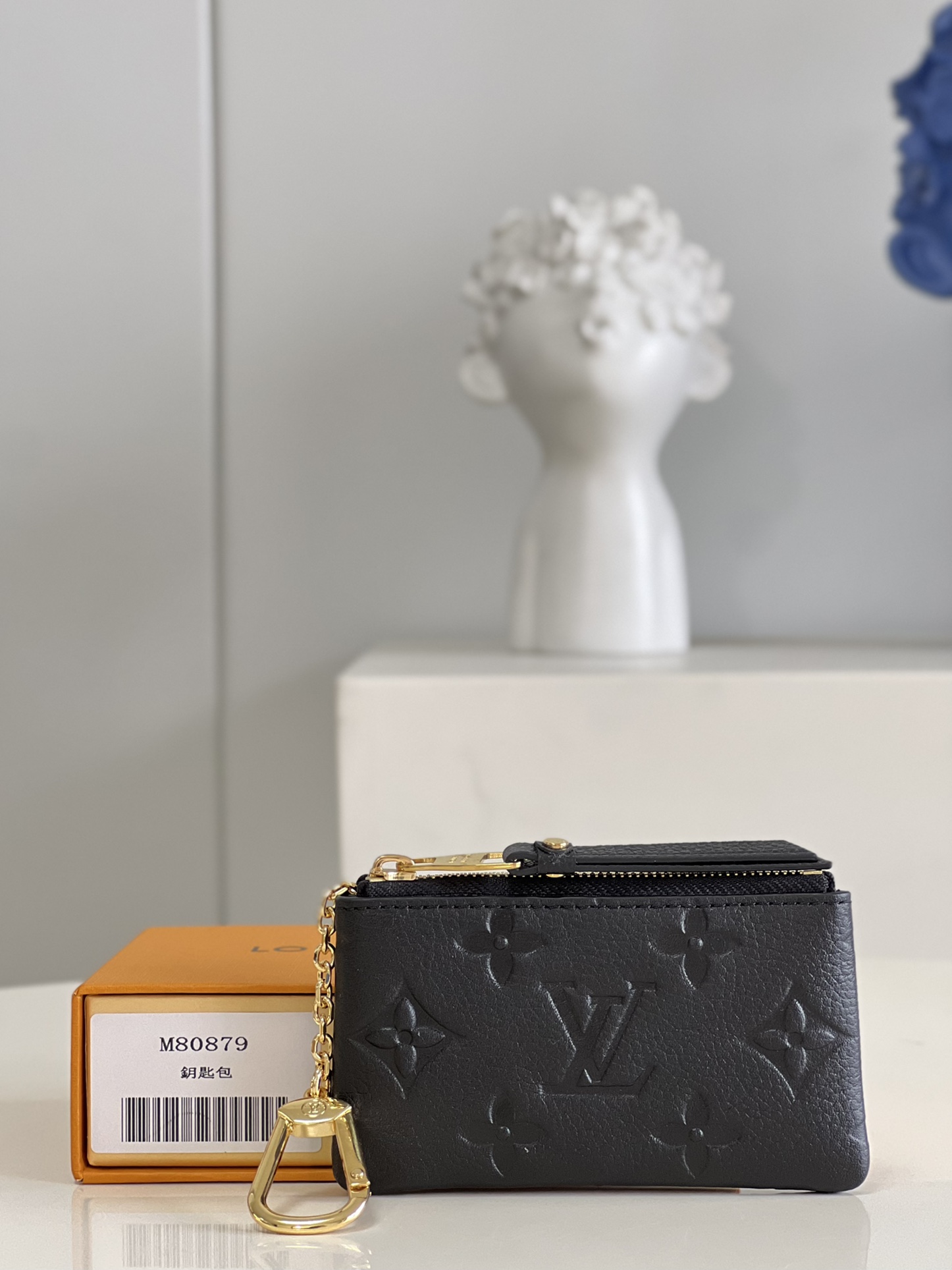 NO:398856,【Exclusive real photo M80879 black】M62650 This key bag uses Monogram Empreinte grain leather, decorated with LV letters and Monogram floral embossed, paired with leather lining, inner bag and compartment to store change, outstanding functionality. 13.5 x 7 x 1.5 cm (length x height x width) v.,LV [original leather],louis vuitton19860909【独家实拍M80879黑】M62650 本款钥匙包采用 Monogram Empreinte 粒面皮革,饰有 LV 字母和 Monogram 花卉压纹,搭配皮革内衬,内袋和隔层可收纳零钱,功能性出众. 13.5 x 7 x 1.5 厘米(长度 x 高 x 宽) v.,LV【原厂皮】,louis vuitton,Bag