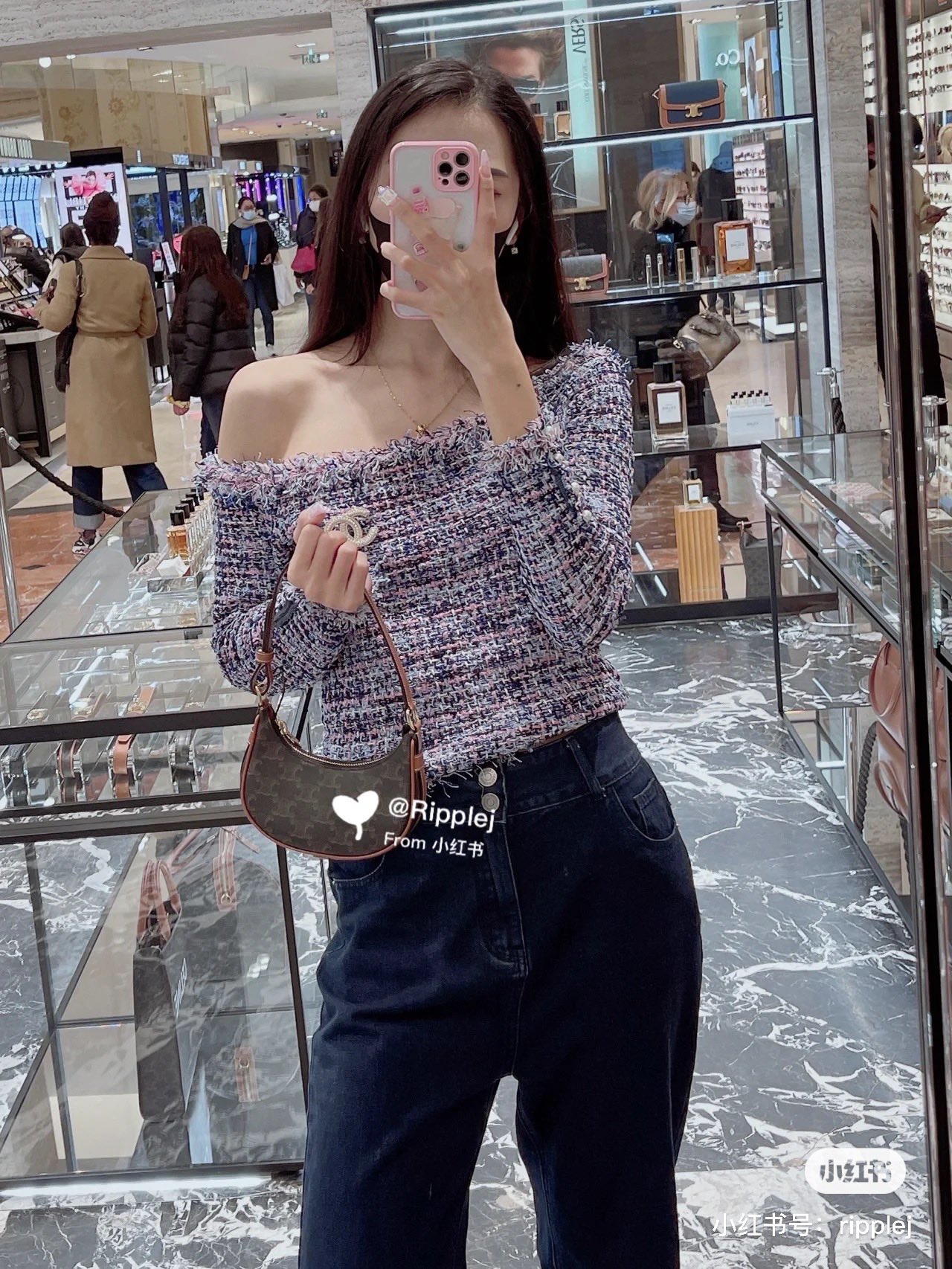 NO:207646,Yes, which fairy doesn't own a mini bag~ You will always be conquered by celine presbyterians, either AV, or Mini. I am really captured by this little cute ~ It's really cute AV~ I can hold a card, but summer is enough ~ Now it's the era of electronic payment, it's enough to put lipstick on the card. It's enough to put on the armpit, but I think it's good to carry it on my hands. It's really great to hang a decoration on your body at will. It's a little cute cube with a gentle price and is about to warm up. I really like small bags more and more. Celine, celine, celine, wallets19860909了,还有哪个仙女没拥有一支mini包包～ 你总会被celine老花征服,不是ava,就是mini 我是真的被这只小可爱俘虏啦~真的太可爱 ava 了～ 装得下卡,其实属于一个小钱包,但夏天足够啦 ~现在都是电子支付时代,装得下口红装得下卡 足矣.可以腋下背,但我觉得手拎好看.当一个 装饰品随意挂在身上真的太出彩了. 是一个装饰大于用途的一只小可爱,价格温柔, 快要暖和起来了,真的越来越喜欢小包包了.,赛琳celine,celine,celine,wallets,Bag