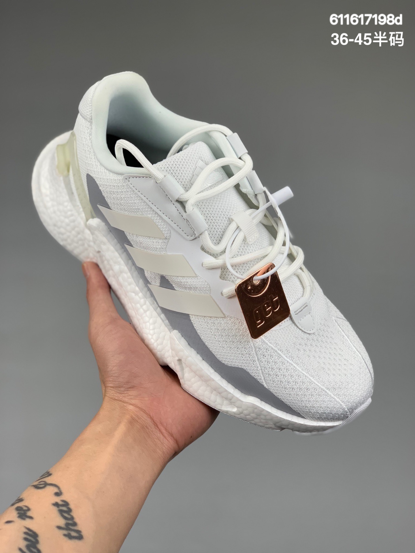 特价
ADIDAS X9000L4  全新99系列复古爆米花跑鞋 
整体造型极具速度感，与ZX 系列相似的硬挺廓形。 鞋面以织面材质，搭配热固橡胶装饰，三角形贴面让鞋身呈现出满满的科技感与力量感。 中底以夸张的前后掌厚度差呈现，锯齿状廓形，后跟向外大幅延伸，设计非常拉风。 另外，这双鞋的外底花纹构成也非常独特，致密的小方格纹深浅不一。 前掌外沿还配有特殊处理的稳固模块，搭配 Boost 中底材质，脚感更为舒适
尺码:  36-45半码
货号：S23668
编码：611617198d