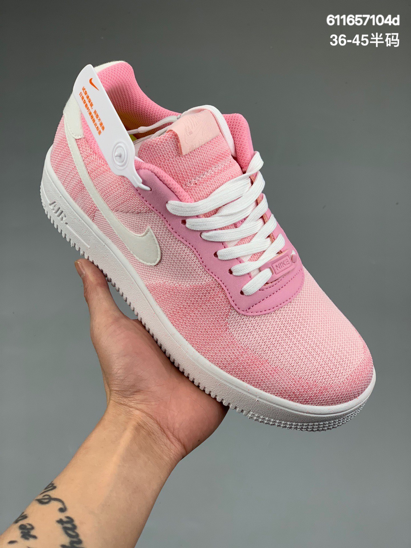 本地
Nike Wmns Air Force 1´07 LV8 GS “色⁠粉少女” 军⁠空一号经典帮⁠低百搭闲⁠休运动板鞋 楦⁠原开发版型版⁠纸 翻毛皮接⁠拼维⁠纤革材质面⁠鞋 确⁠正无色差效⁠变⁠渐果 内全⁠置掌Air Sole垫⁠气 透明的编织风格 号⁠货：DC4831- 004 
尺码：36-45（带码⁠半）
编码：611657104d