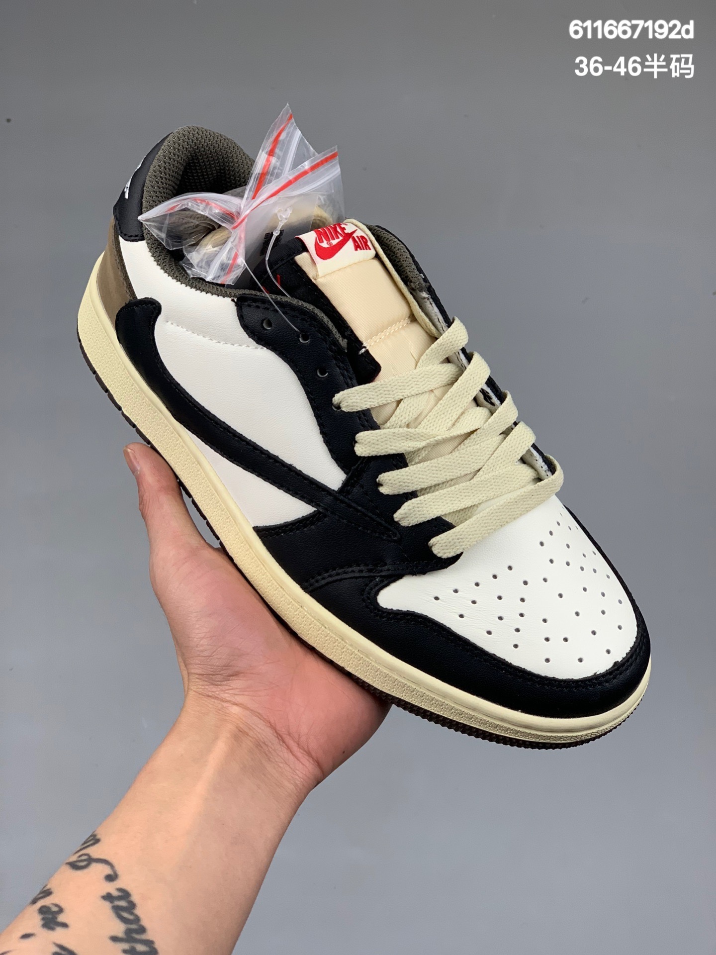 本地
真标带半码 aj1倒钩低帮摩卡
Travis Scott x Nike Air Jordan 1 Low AJ1 低帮板鞋TS 联名倒钩 
货号：DM7866-151 
尺码：36-46半码
编码:611667192d