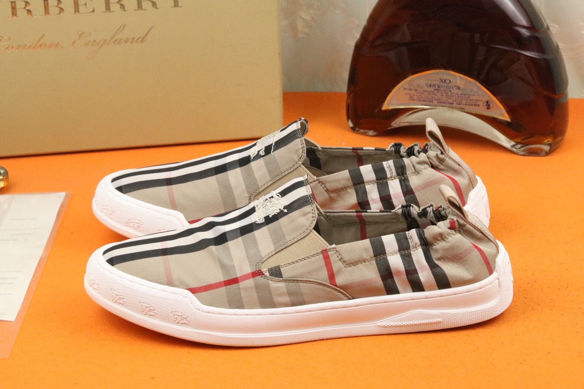 I5   Burberry  巴宝莉  代购款🔍男士🚹官网同步，鞋面采用进口 Burberry 巴宝莉 专用冰丝防水布面料，透气舒适内里， 完全1⃣️比1⃣️复刻🇮🇹，防滑耐磨橡胶大底⚠原厂跟单货，🔍🔍高品质看细节，欢迎对比⚠