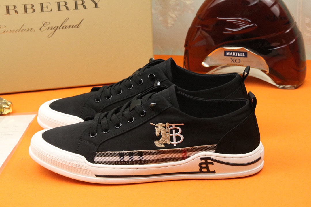 I0   Burberry  巴宝莉  代购款🔍男士🚹官网同步，鞋面采用进口 Burberry 巴宝莉 专用冰丝防水布面料，透气舒适内里， 完全1⃣️比1⃣️复刻🇮🇹，防滑耐磨橡胶大底⚠原厂跟单货，🔍🔍高品质看细节，欢迎对比⚠