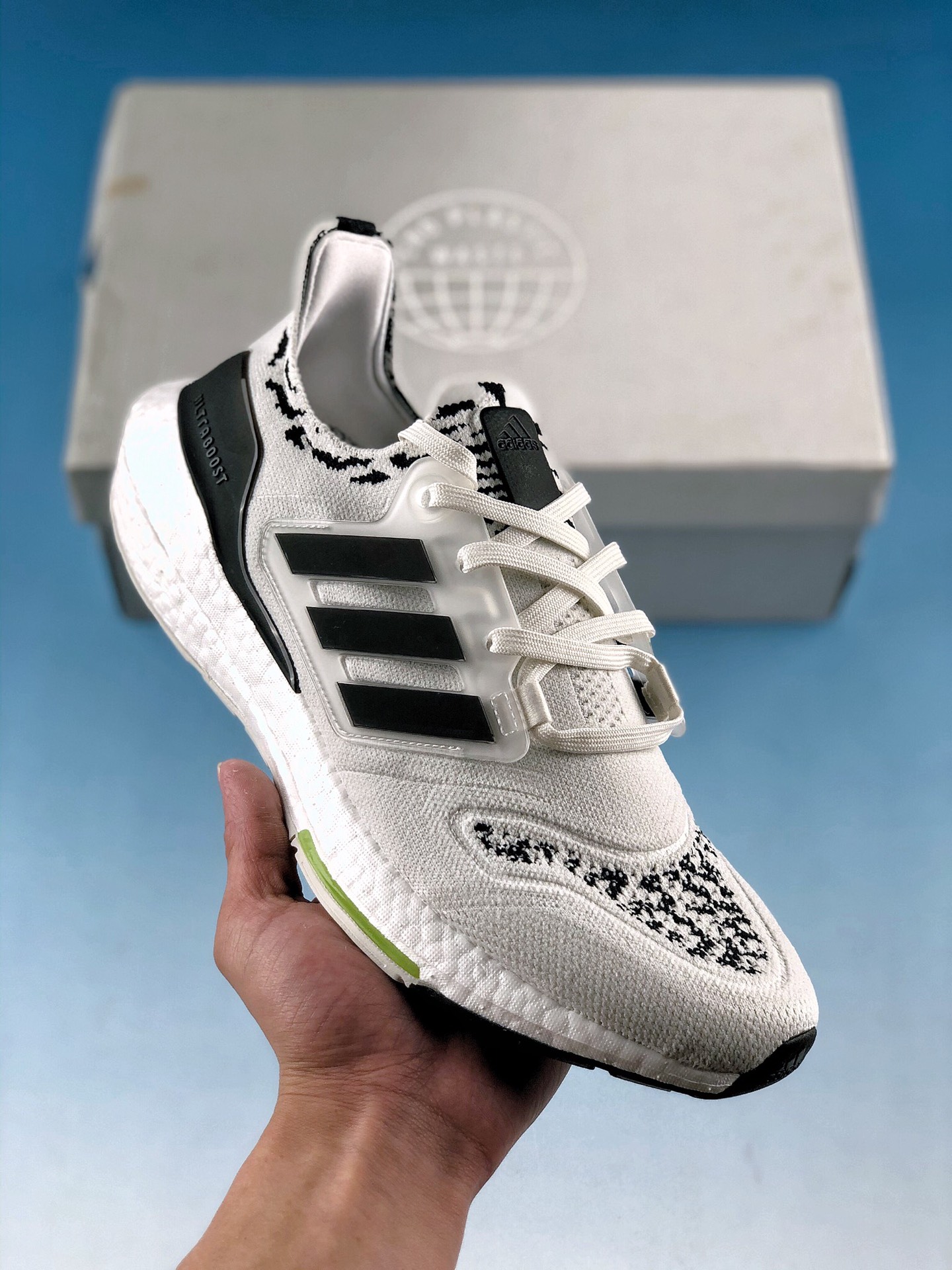  终端放店
Ad Ultra Boost 22 Consortium LR阿迪达斯新款8.0厚底爆米花跑鞋
货号：GX5593
全掌Boost将缓震和能量回馈再一次进行了升级，提供更好的舒适穿着体验，UB8.0 360oPrimeknit编织工艺，S型Heel Counter提供更加精准锁定后跟，带来出众的后跟包裹，LEP创新大底延续马牌橡胶大底，同时新加入LEP结构，为每一步提供更多动力及更好回弹。
尺码：39-48带半码